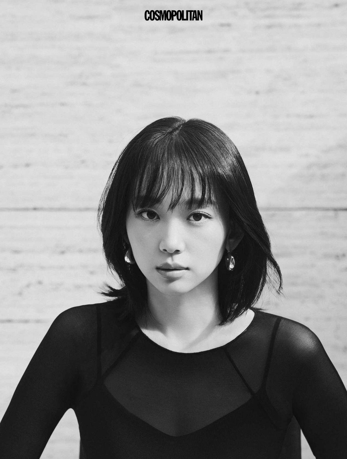 시스루 톱 Cos. 귀고리 Haesoo.L. 이너 톱 스타일리스트 소장품.