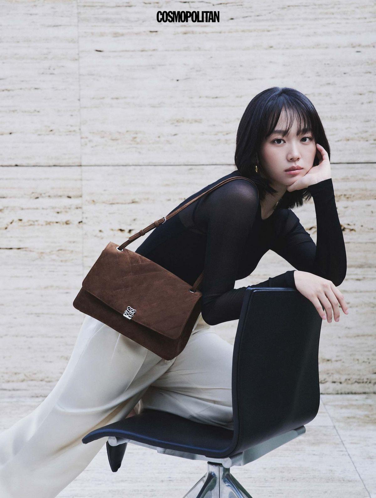 엘퀼팅 숄더백 시나몬 45만8천원 Louis Quatorze. 시스루 톱 Cos. 팬츠 Eenk. 귀고리 Haesoo.L. 슈즈 Khiho.