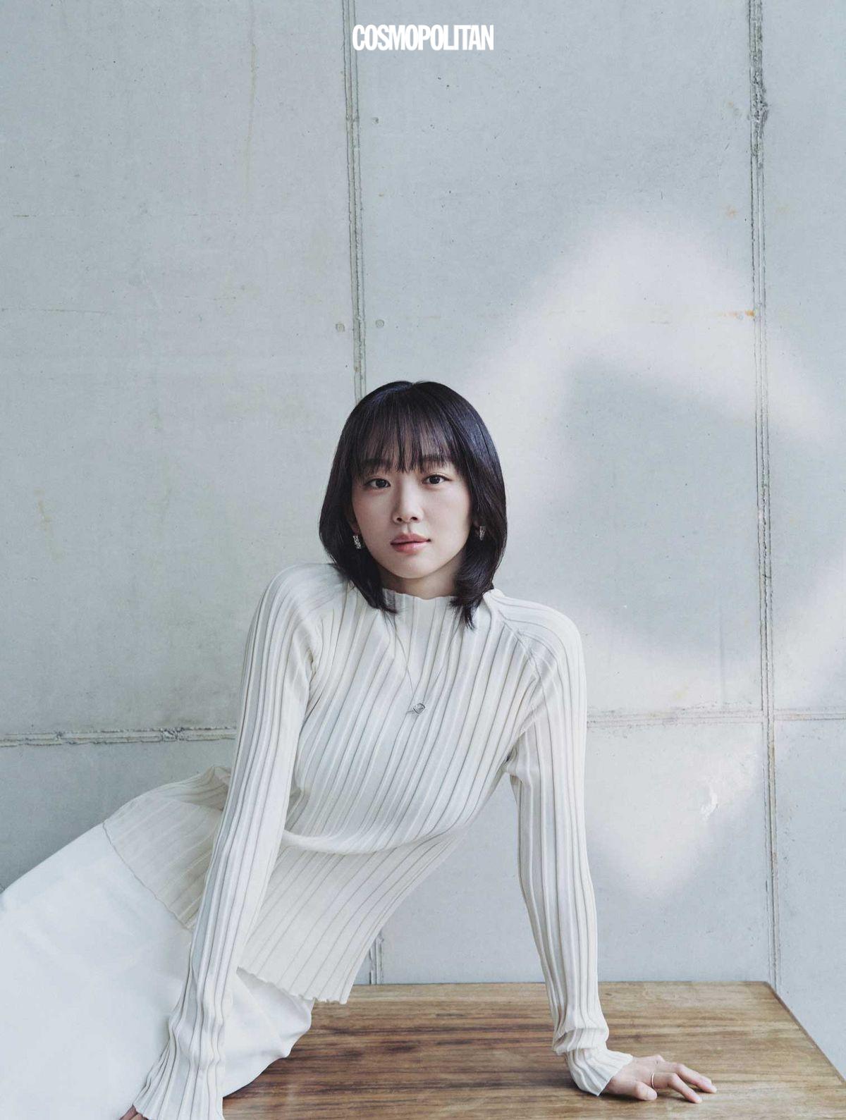 니트 톱 Le17 septembre. 스커트 Ports 1961. 귀고리, 반지 모두 Haesoo.L. 목걸이 Tom Wood.