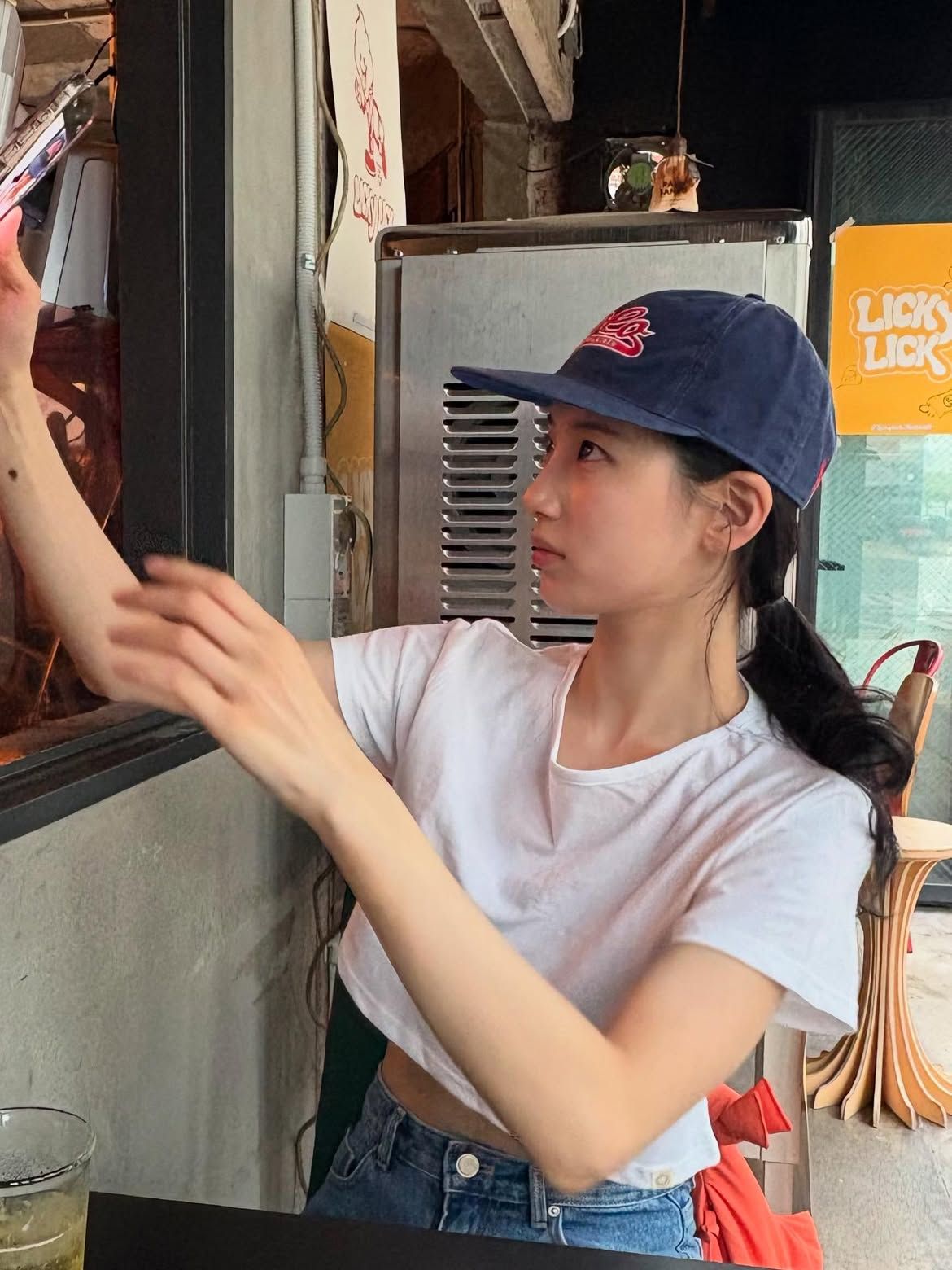 내추럴하게 포니테일을 아래로 내려 묶은 수지 l 인스타그램 @skuukzky