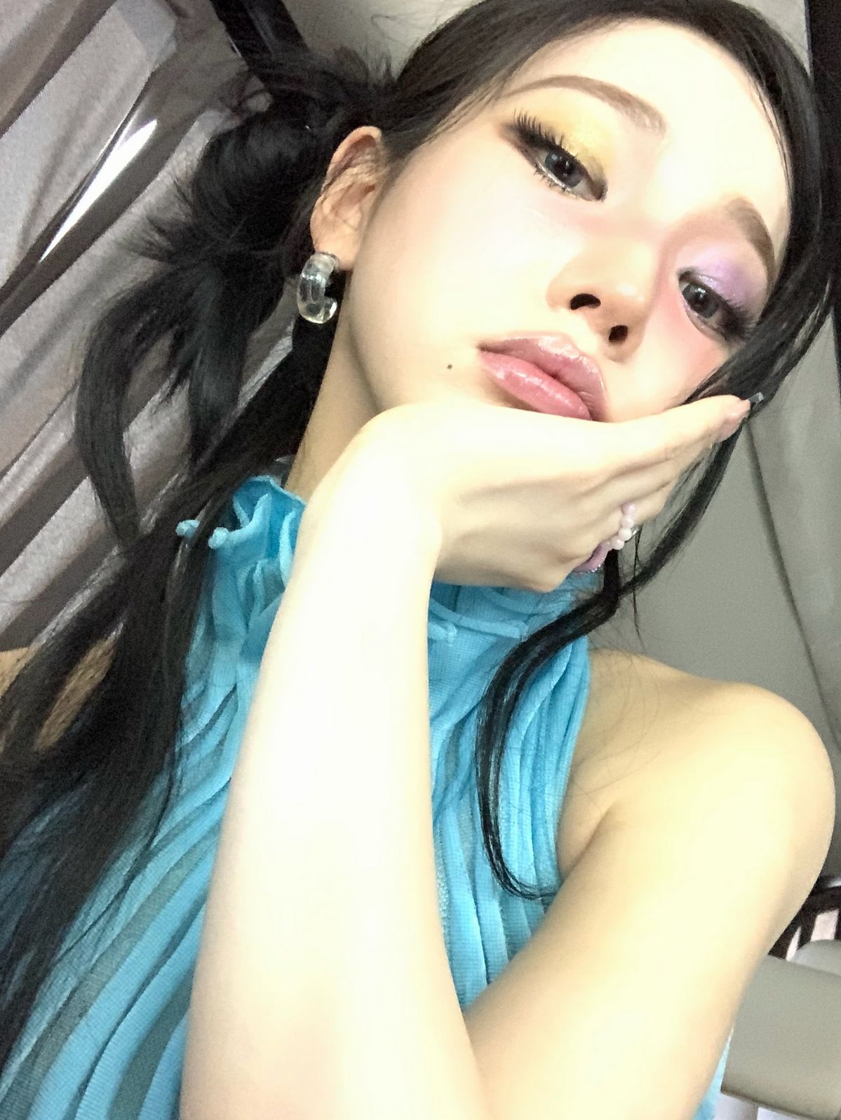 투명한 이어링이 포인트! 인스타그램 @katarinabluu