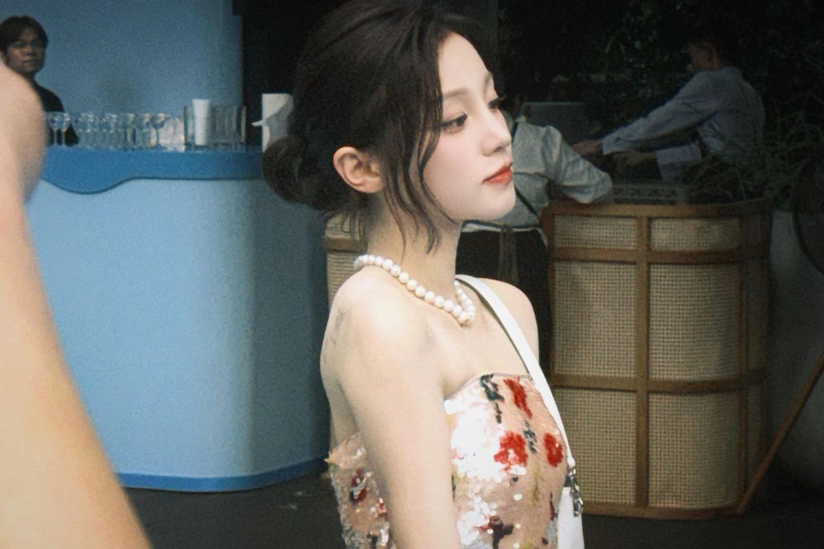 우기의 ‘여신 룩’ 속 스팽글 룩. 인스타그램 @yuqisong.923