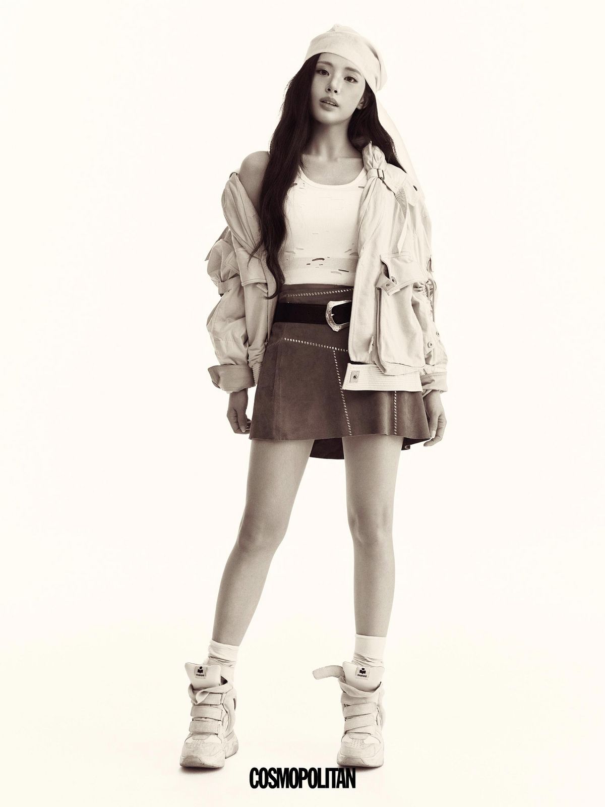 사파리 재킷, 슈즈 모두 Isabel Marant. 슬리브리스 톱 R13. 미니스커트 Allsaints. 헤드 스카프 H&M. 벨트, 양말 스타일리스트 소장품. 