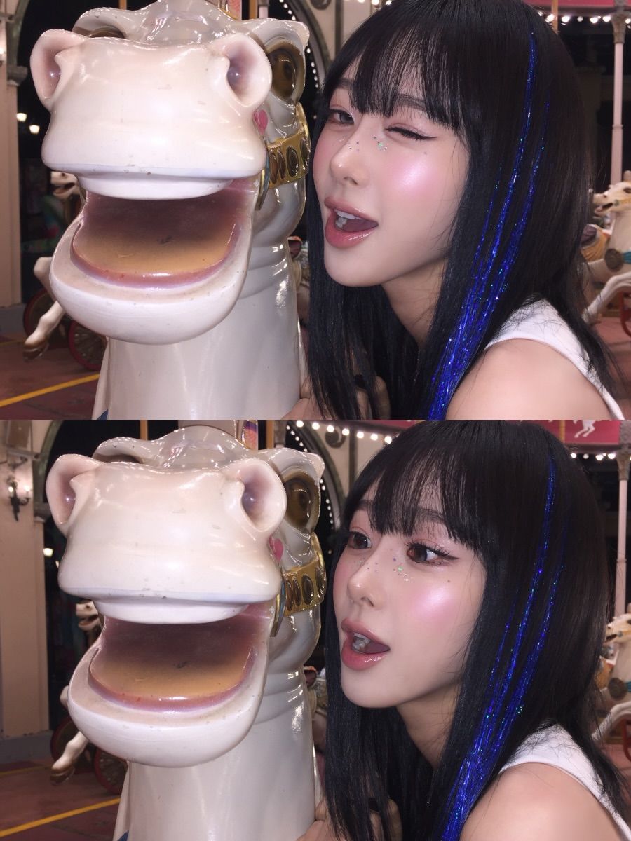 블랙 생머리에 선명한 블루 컬러 스트랜드로 장식한 지젤 l 인스타그램 @aespa_official