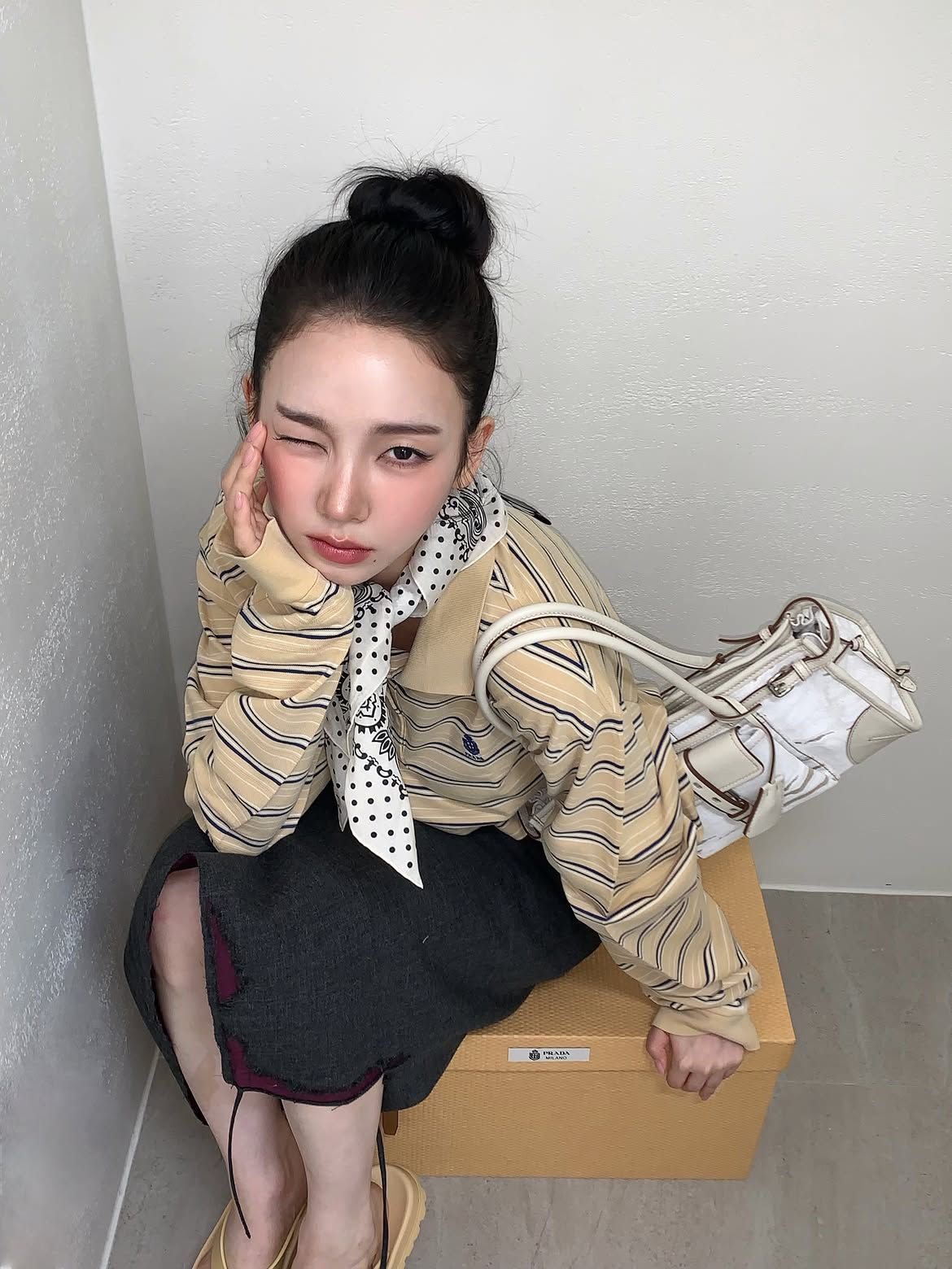 머리를 높게 올려 묶은 뒤 모발을 돌돌 말아 고정한 카리나ㅣ 인스타그램 @katarinabluu