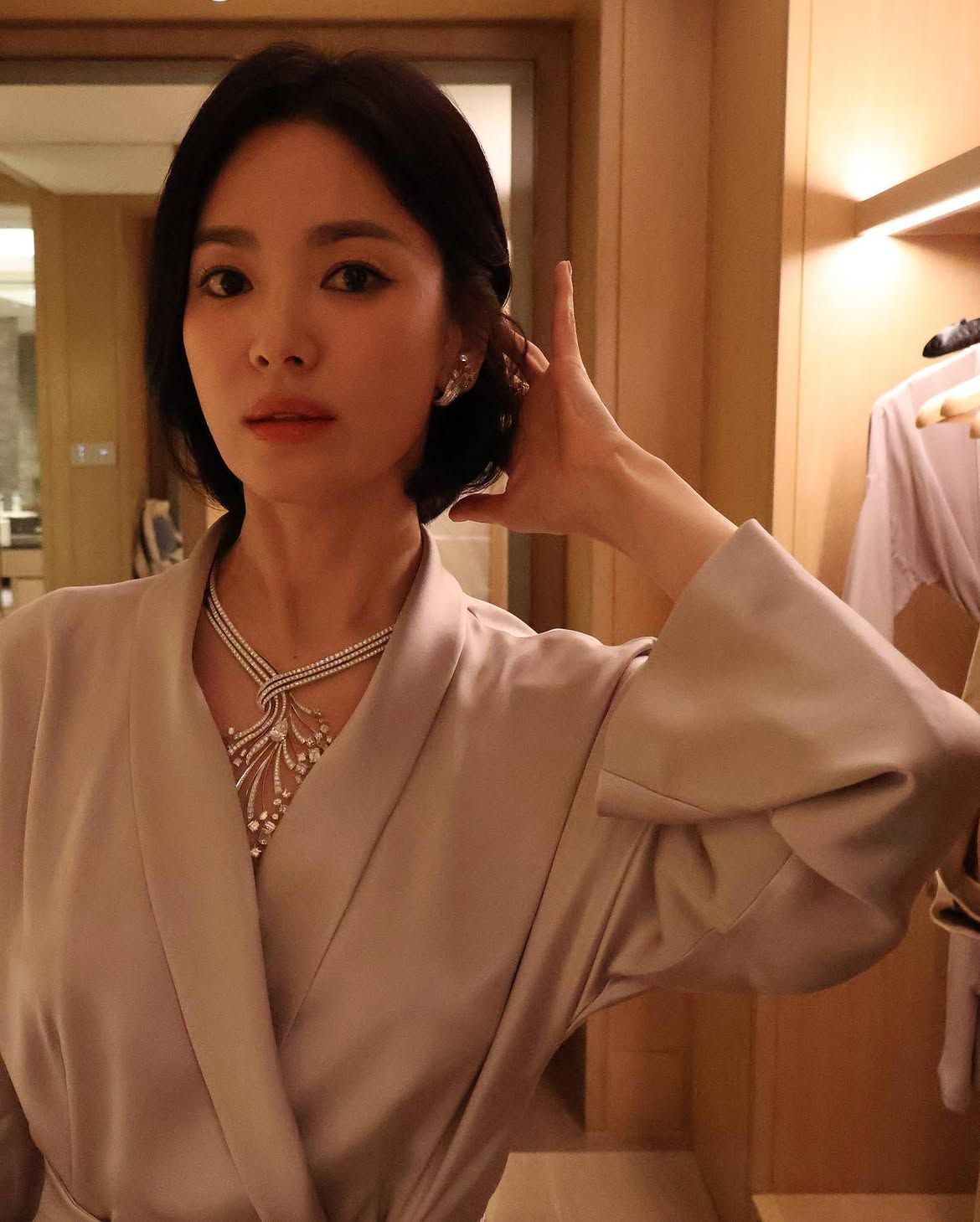 모발 끝 층을 무겁게 내 볼륨감을 살린 송혜교ㅣ인스타그램 @kyo1122