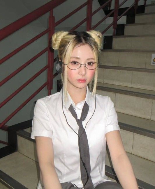 뿌까헤어로 위트있는 헤어 스타일링을 한 허윤진ㅣ 인스타그램 @jenaissante