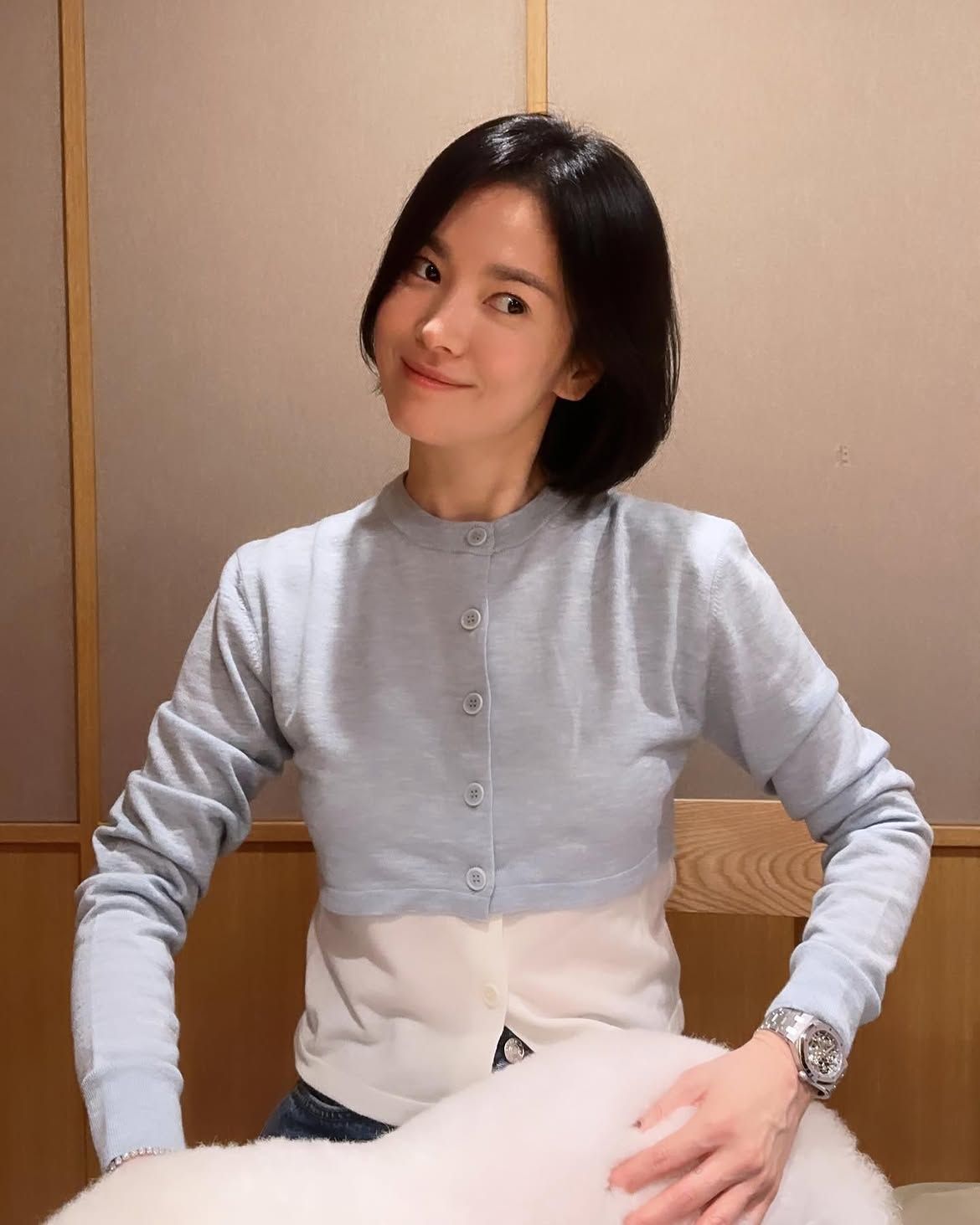 모발 끝 층을 무겁게 내 볼륨감을 살린 송혜교ㅣ인스타그램 @kyo1122