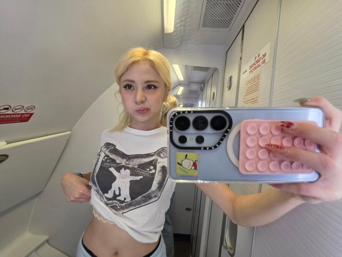 자연스럽게 묶은 로우 번 헤어로 키치하게 스타일링한 허윤진ㅣ인스타그램 @jenaissante