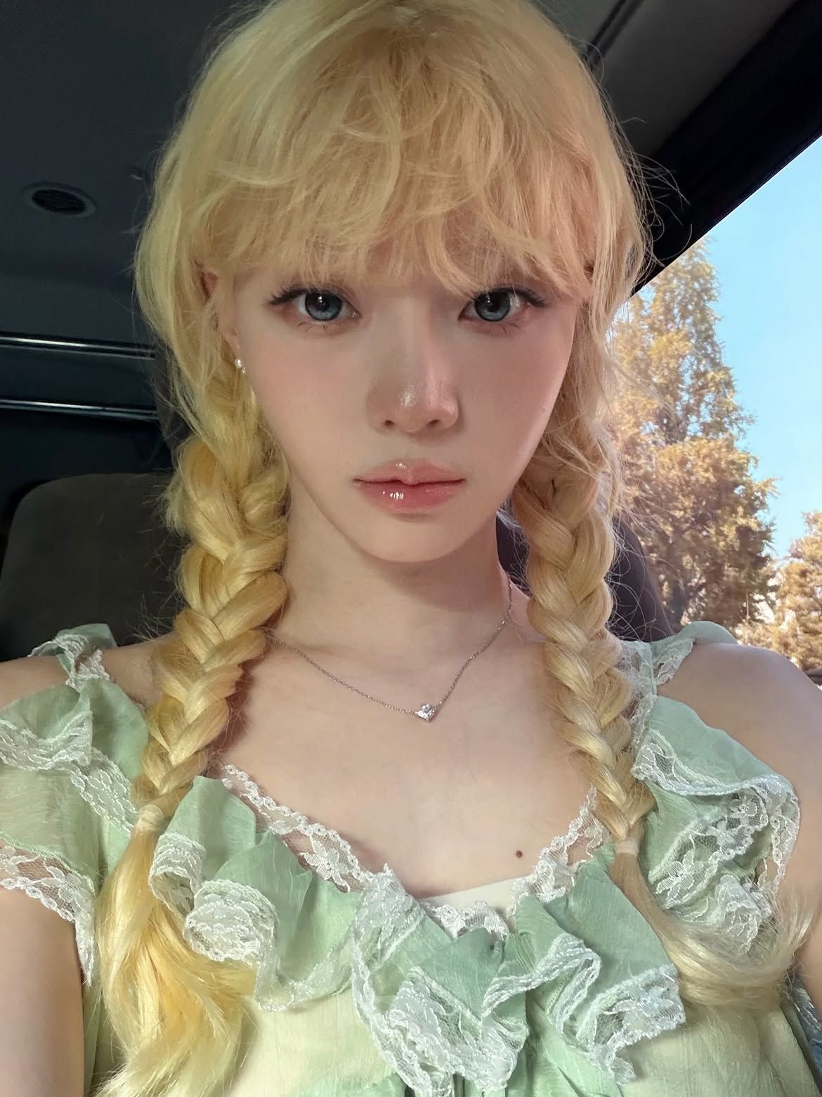 판타지 속 엘프를 떠올리게 하는 윈터의 금발ㅣ인스타그램 @imwinter