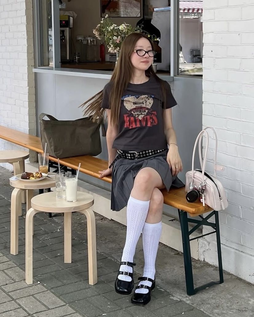 빈티지 챠콜 티셔츠 코디 | 인스타그램 @onnuk_ 