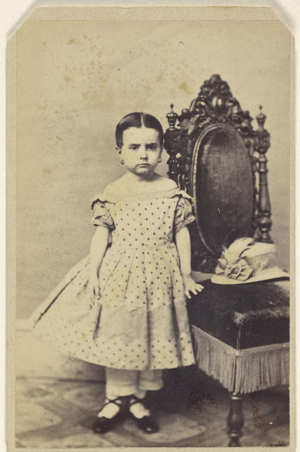 1870년대 폴카 도트 드레스를 입은 여자 아이 | 사진 게티 이미지