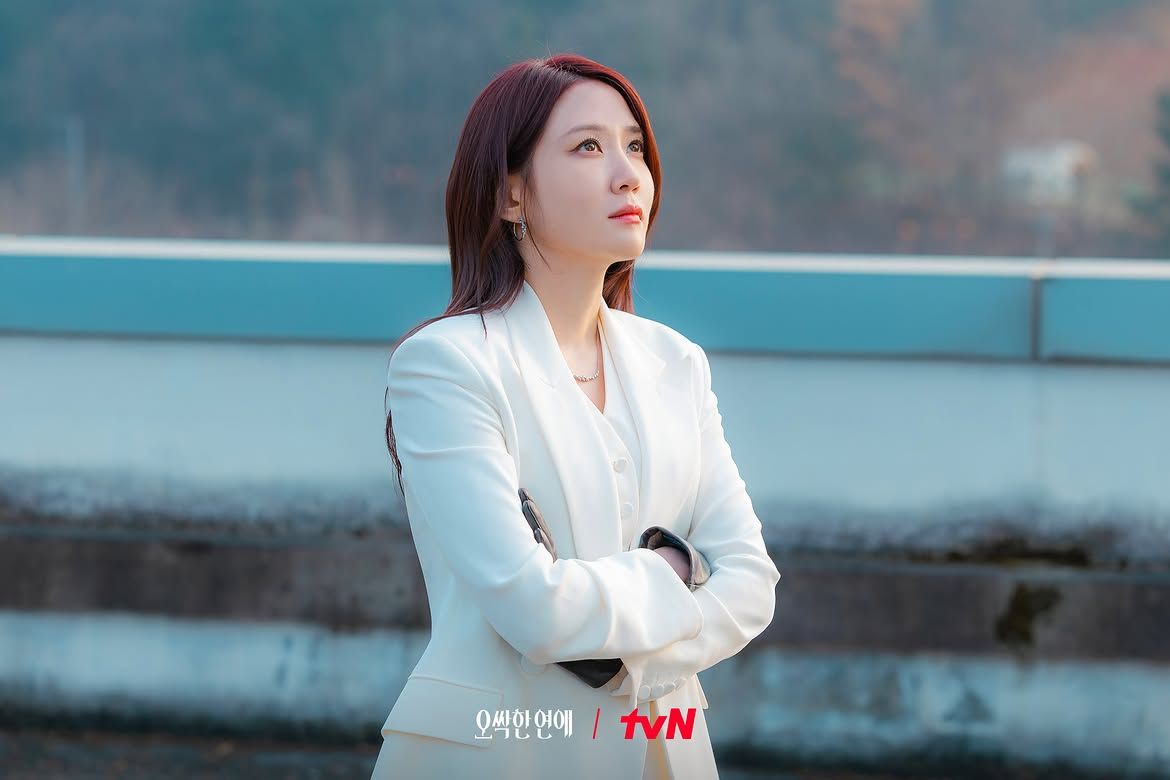 레드 브라운 컬러의 슬릭 롱 헤어를 연출한 박은빈 | 인스타그램 @tvn_drama