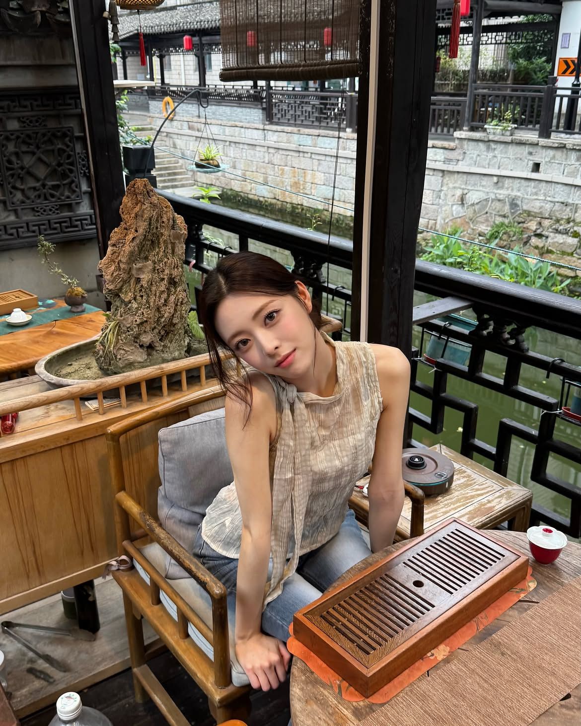 가운데 가르마를 탄 뒤 옆머리를 흘러내리게 한 유나 | 인스타그램 @igotyuandme