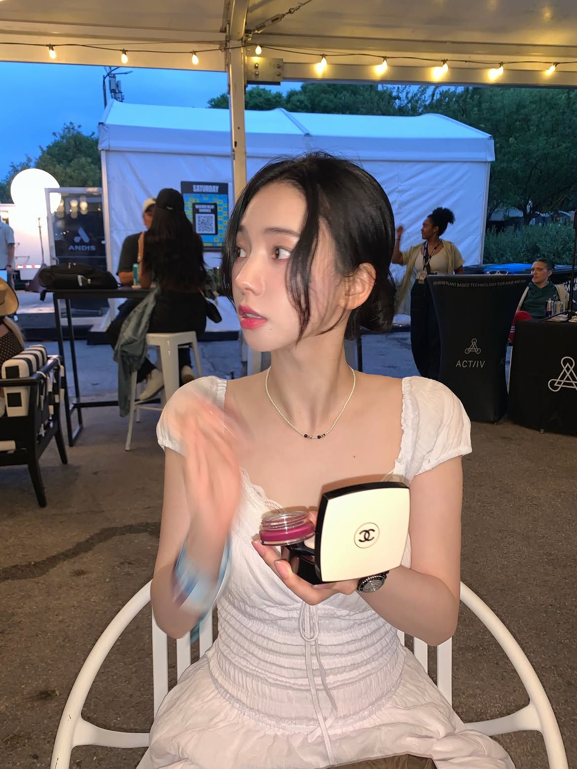 귀 뒤로 머리를 넘겨 묶고 옆머리만 뺀 스타일링의 카리나 | 인스타그램 @katarinabluu