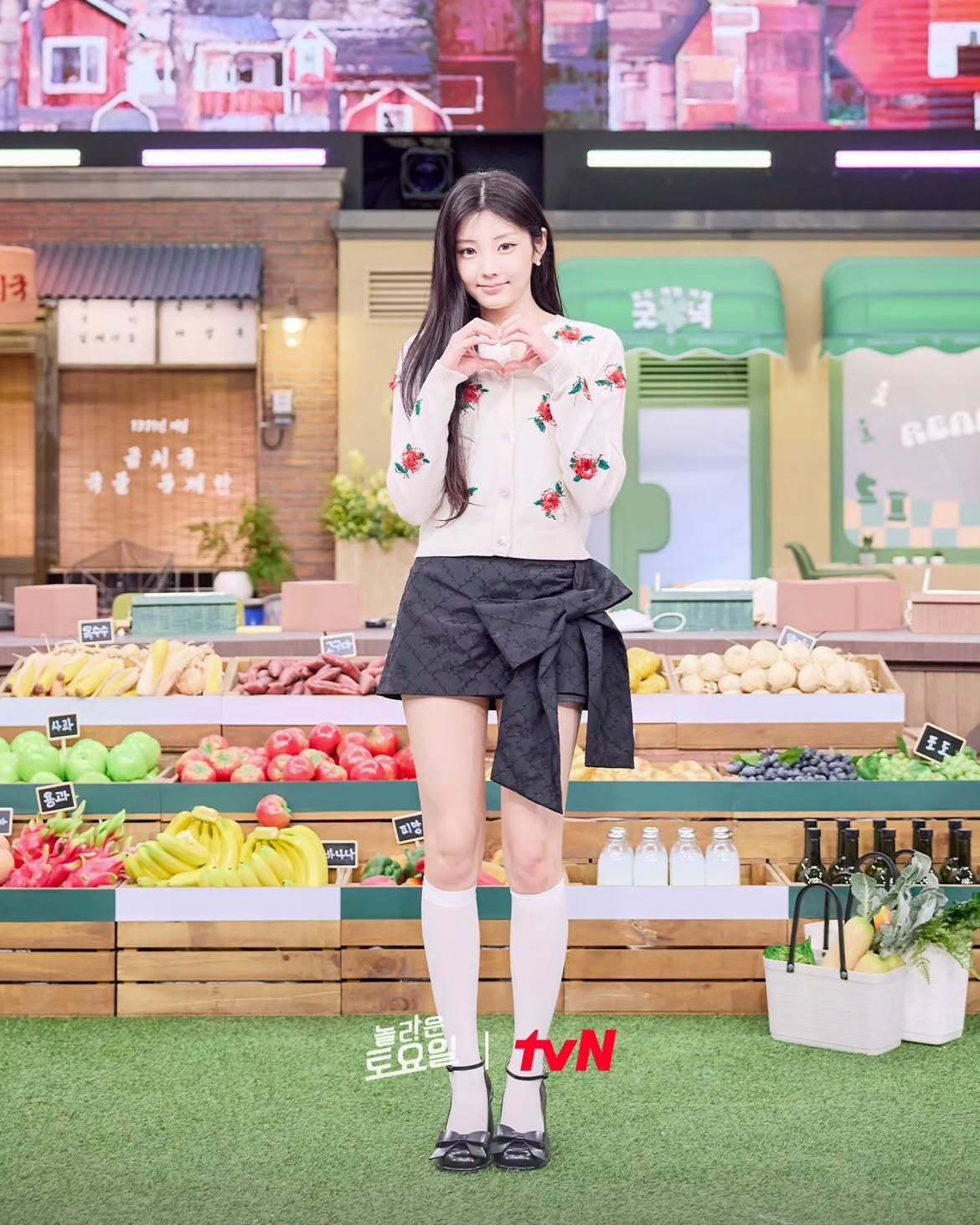 원희의 슈슈통 가디건 코디. 사진 인스타그램 @amazingsat_official