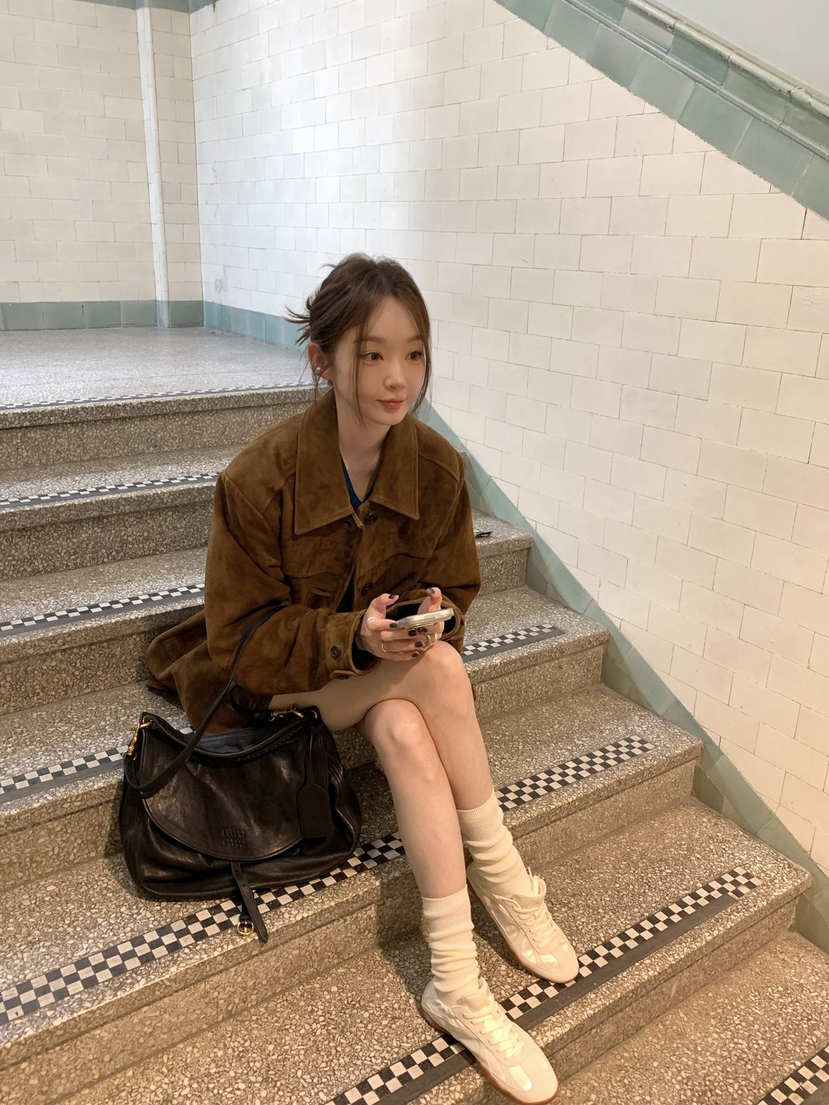 강민경의 스웨이드 하프 재킷 스타일링. 인스타그램 @iammingki