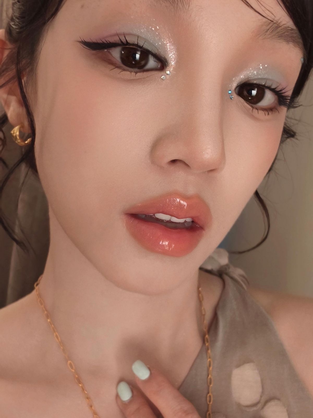 시원한 무드의 스카이 블루 네일을 더한 아이들 우기 | 인스타그램 @yuqisong.923