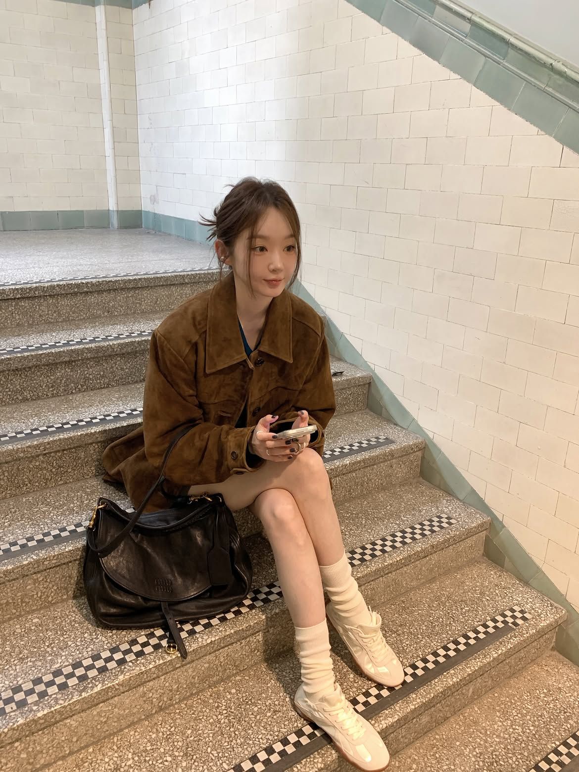 머리를 낮게 묶고 옆머리를 자연스럽게 내린 강민경ㅣ인스타그램 @iammingki