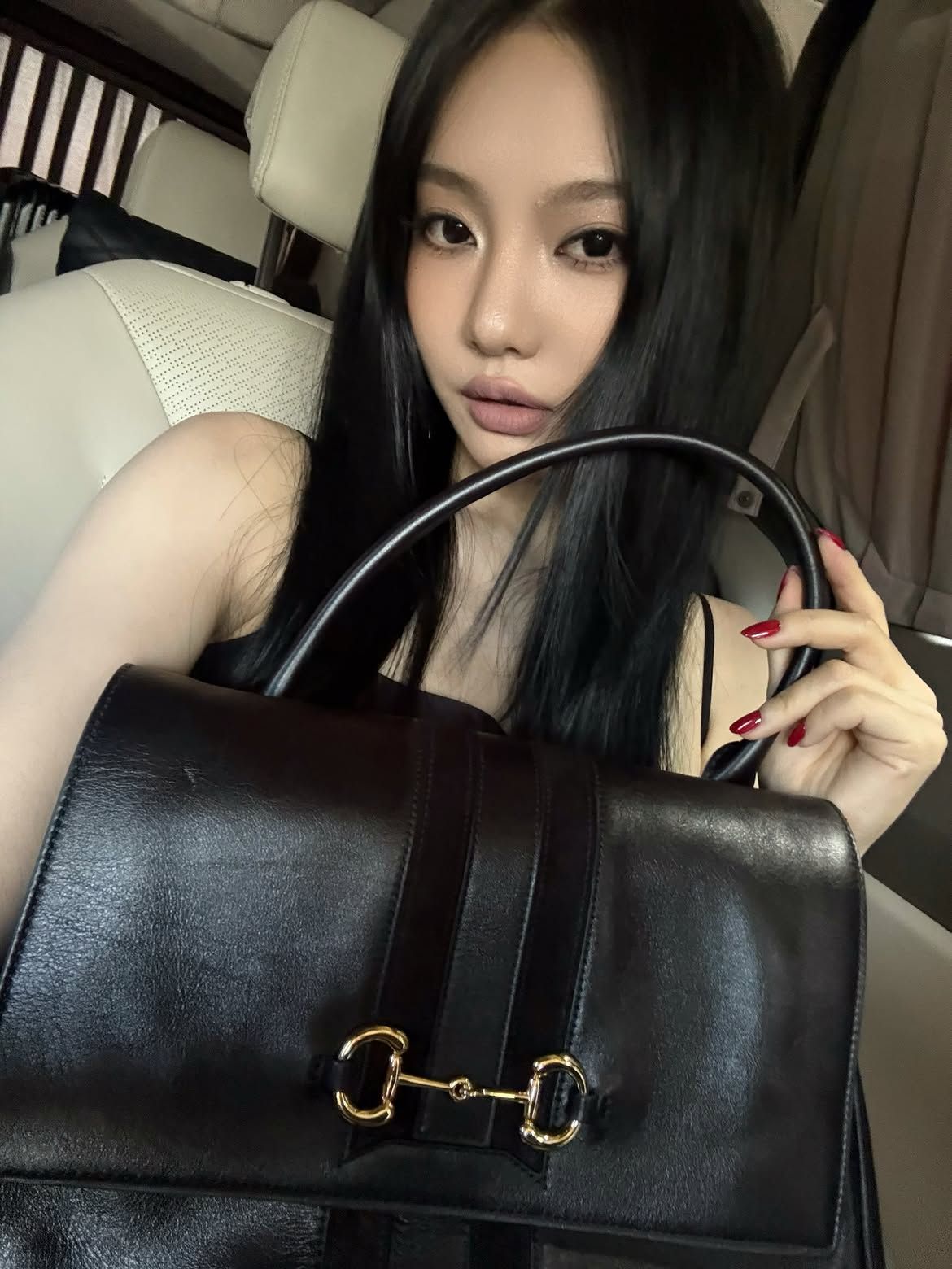 비비드한 레드 원 컬러 네일로 포인트를 준 닝닝 | 인스타그램 @imnotningning