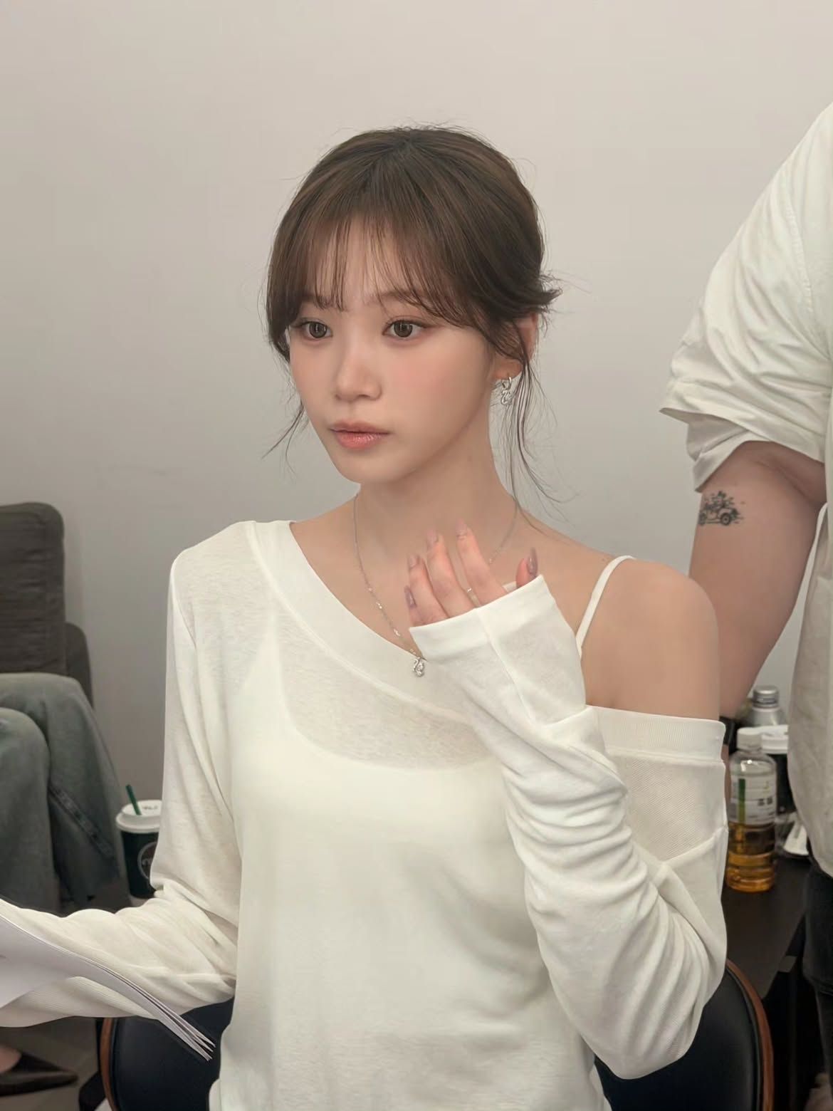 묘한 베이지 빛이 감도는 누디 네일을 한 김채원 | 인스타그램 @_chaechae_1