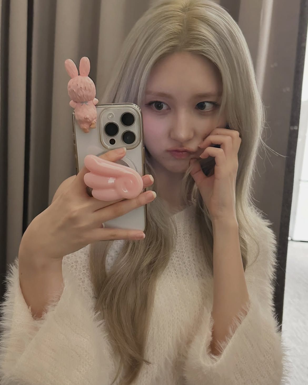 긴 웨이브 헤어에 밝은 금발 탈색을 한 가을ㅣ 인스타그램 @fallingin__fall