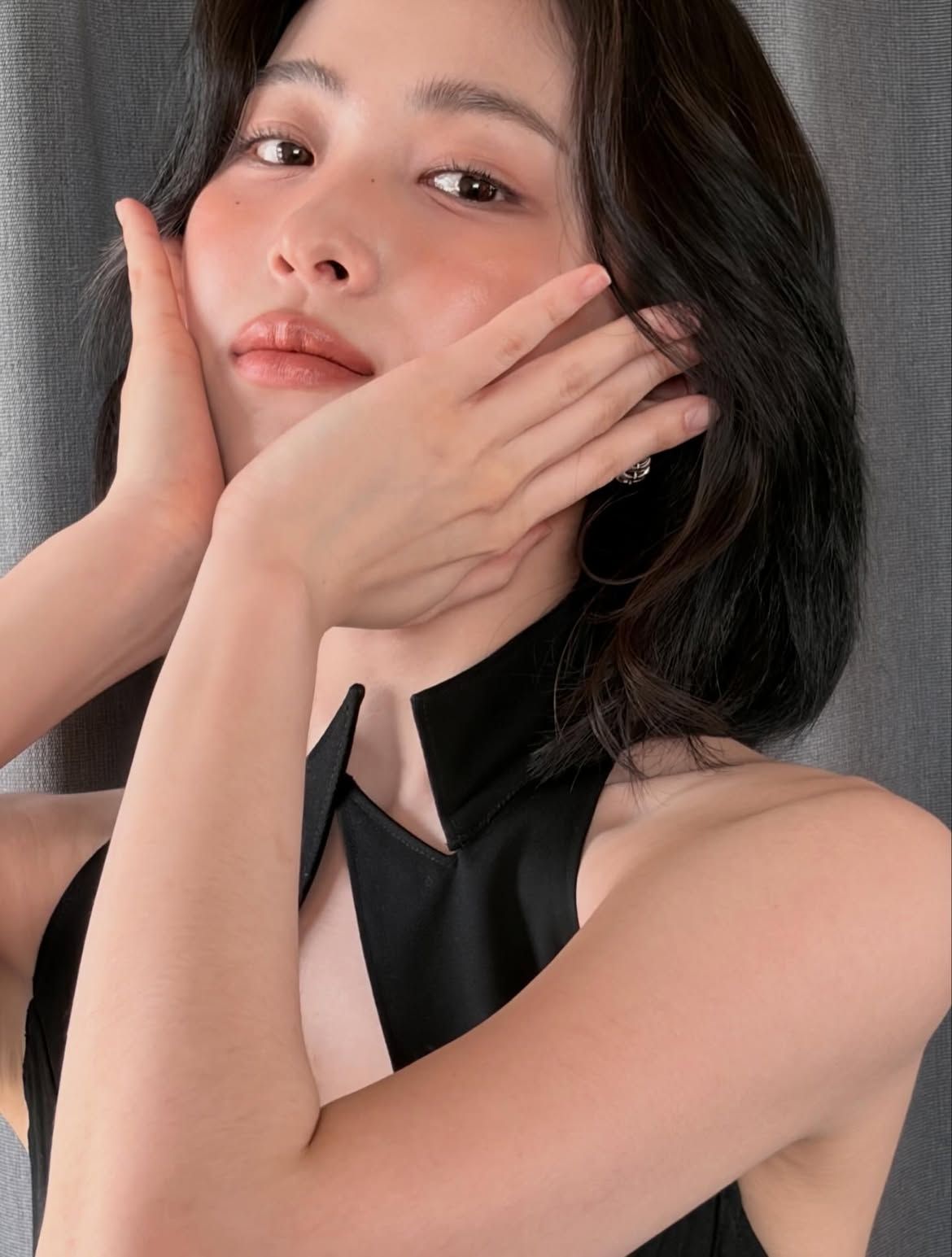 코럴과 누드 반반 느낌의 아이와 치크를 연출한 류진 | 인스타그램 @iamfinethankyouandryu