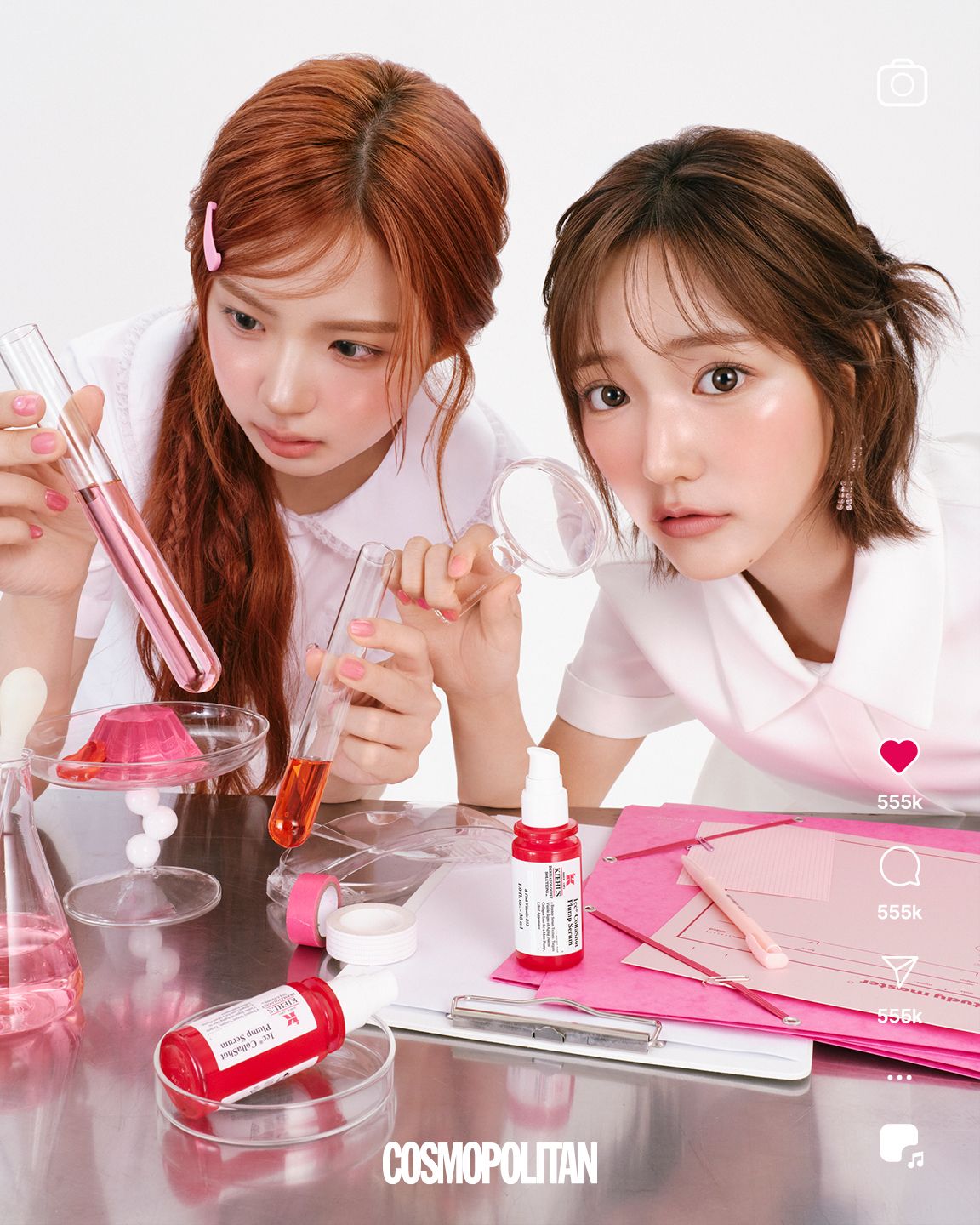 지유와 키야의 탄력넘치는 애플존을 위해 찾은 제품은 키엘의 1CC 핑크세럼! 키야가 착용한 셔츠는 Sandy liang, 지유가 착용한 드레스는 Bibi.y .