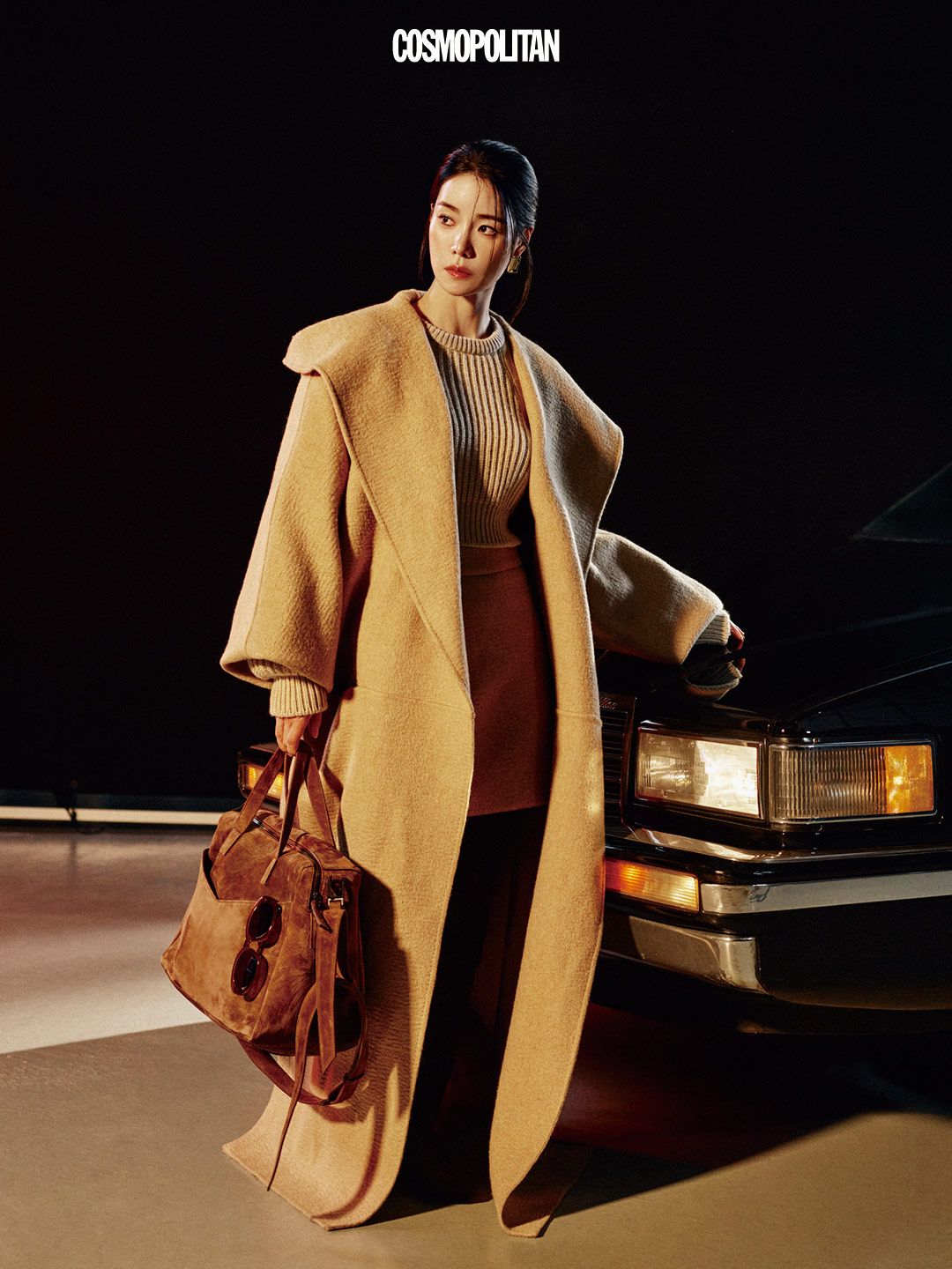 에스플로소 카멜 코트 1천2백58만원, 트로피코 울 스웨터 3백58만원, 우포 카멜 스커트1백98만원, 스키페르 레더 숄더백 엑스트라 라지 가격미정, 사이하이 부츠 가격미정 모두 Max Mara. 베이지 아세테이트 선글라스 38만8천원 Max Mara Eyewear. 귀고리 스타일리스트 소장품. 