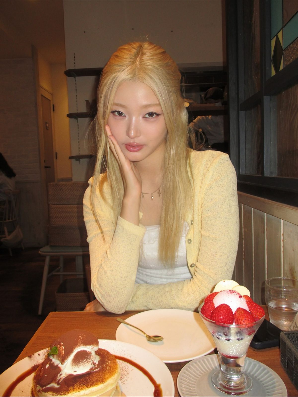 윤채의 언더 아이 메이크업. 인스타그램 @yoonchae 