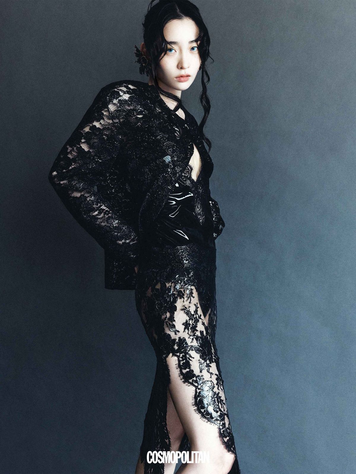 재킷, 톱, 스커트, 브리프, 귀고리 모두 Saint Laurent by Anthony Vaccarello.
