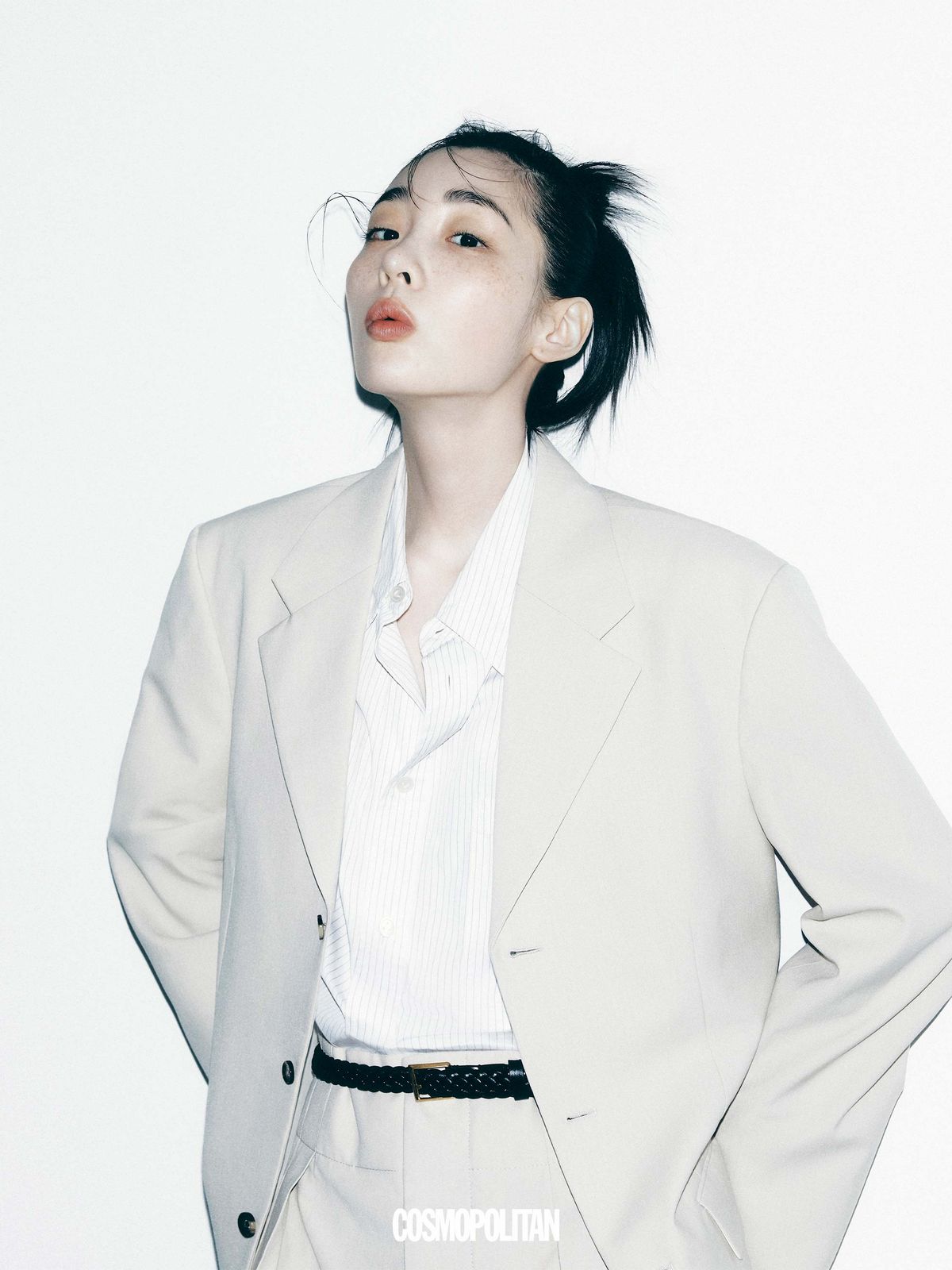 재킷, 셔츠, 팬츠, 벨트 모두 Bottega Veneta.