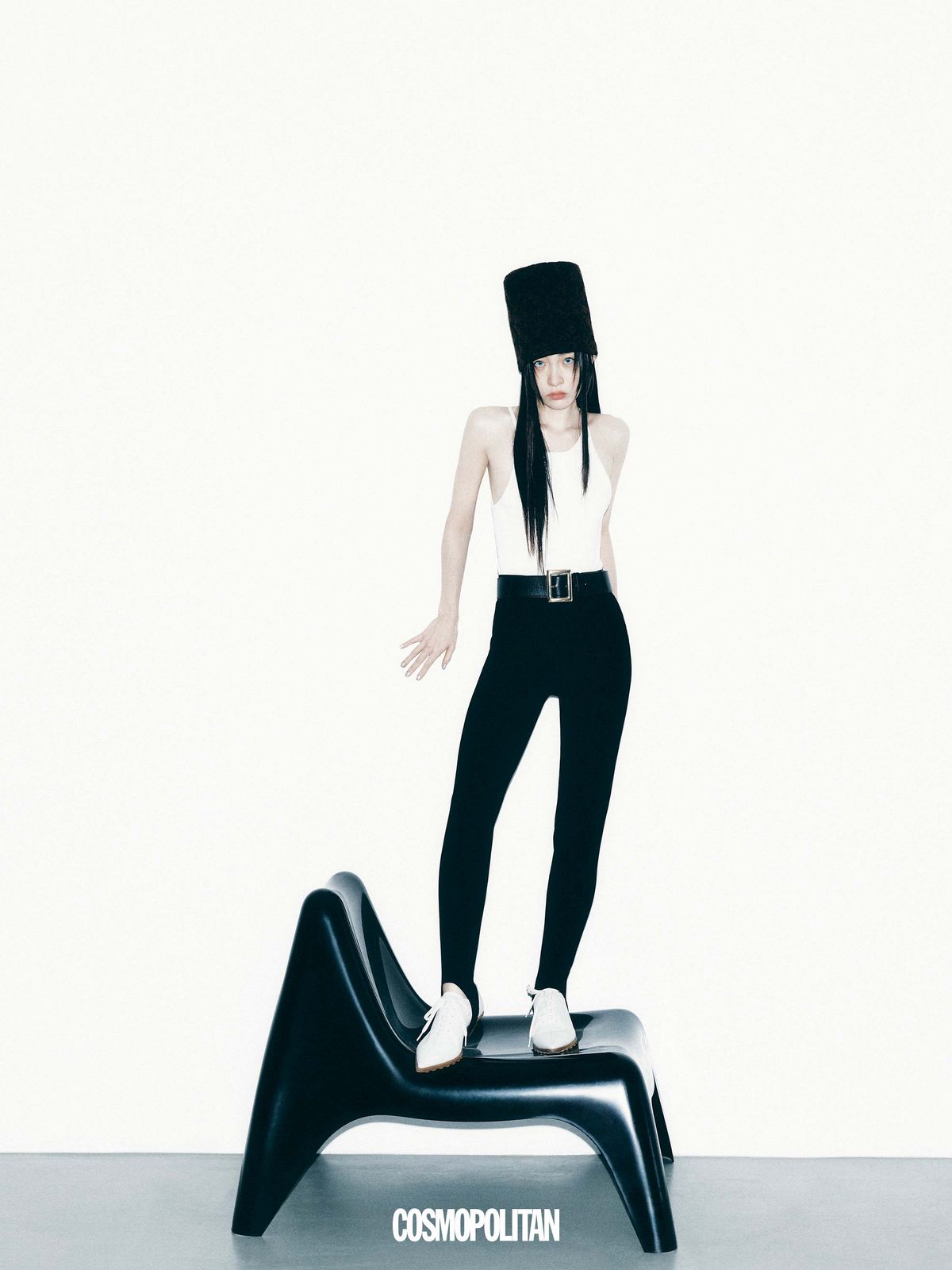 슬리브리스 톱 Maje. 팬츠, 벨트 모두 Self-Portrait. 모자 Loro Piana. 슈즈 Camper. 