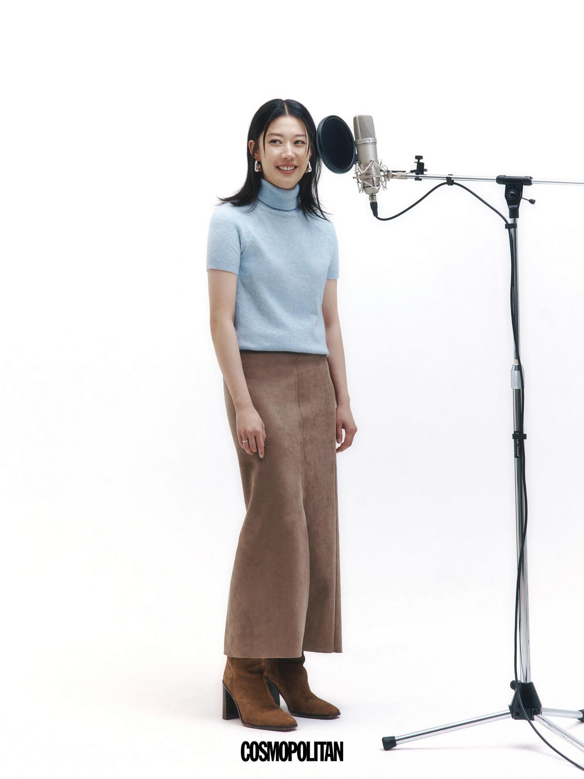 톱 Sinoon. 스커트, 귀고리, 부츠 스타일리스트 소장품.