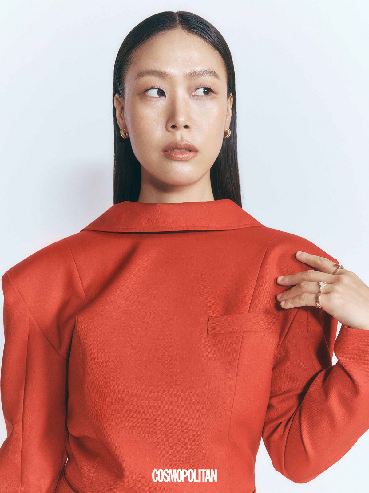 미니드레스 Daily Mirror. 귀고리, 반지 모두 Bvlgari.