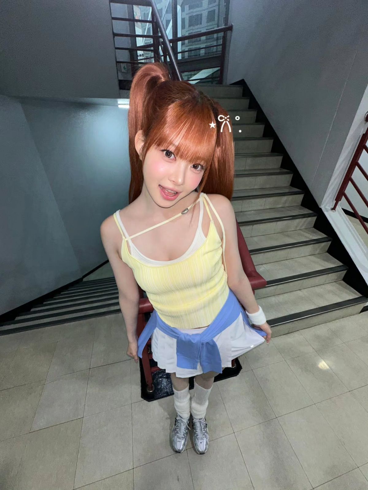스트레이트 헤어를 높게 묶어 발랄한 느낌을 준 홍은채 | 인스타그램 @hhh.e_c.v