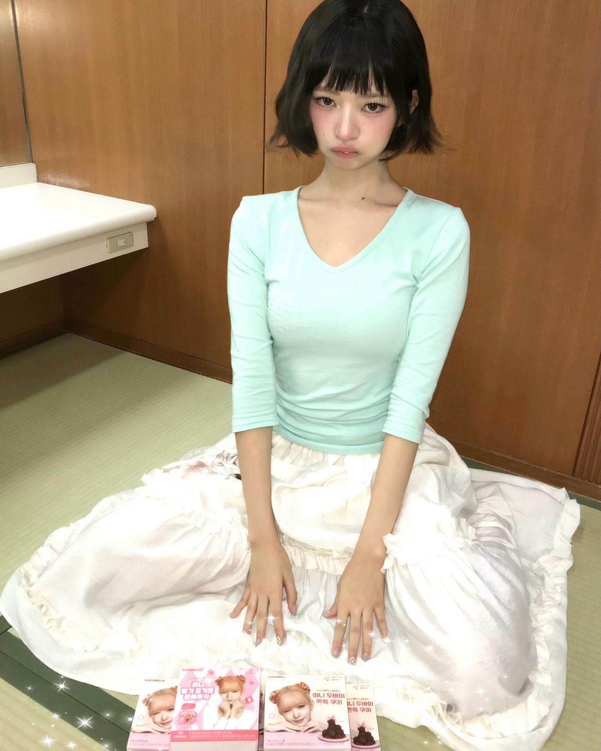 끝을 일부러 바깥으로 뻗치게 단발을 연출한 레이 | 인스타그램 @reinyourheart