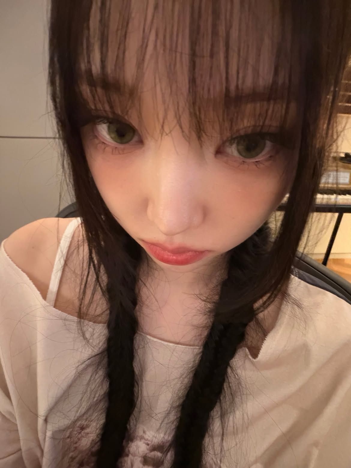 얇게 땋은 브레이드 헤어를 낮게 묶어 연출한 영서 | 인스타그램 @youngseo
