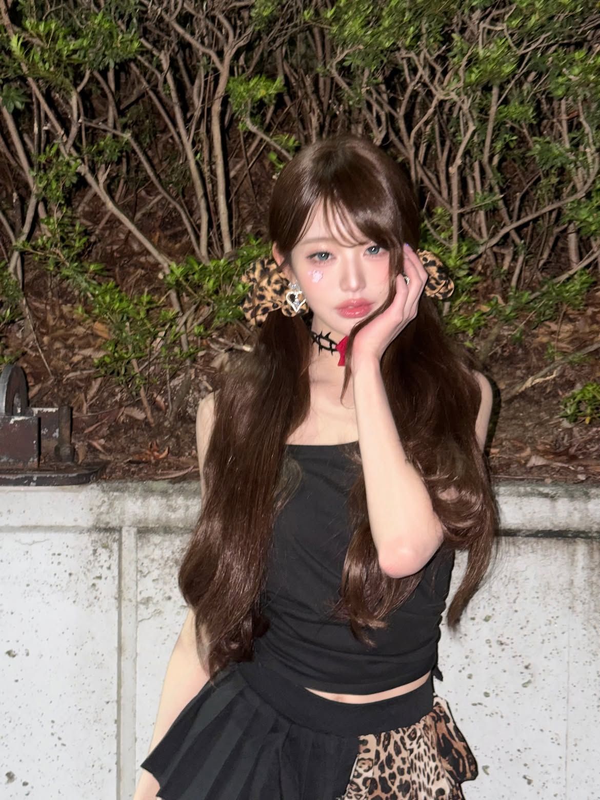 차분하고 성숙한 느낌의 양갈래를 연출한 장원영 | 인스타그램 @for_everyoung10