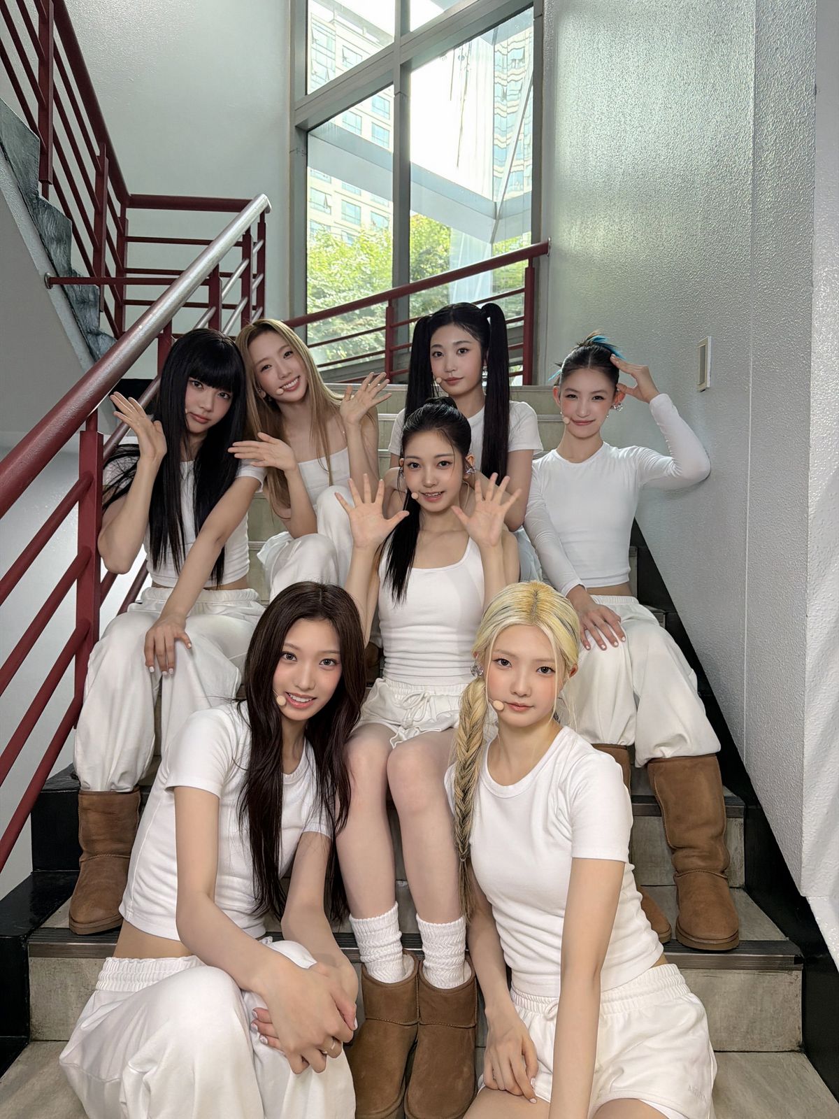 튜이드의 화이트 룩. X @TUIDE_official