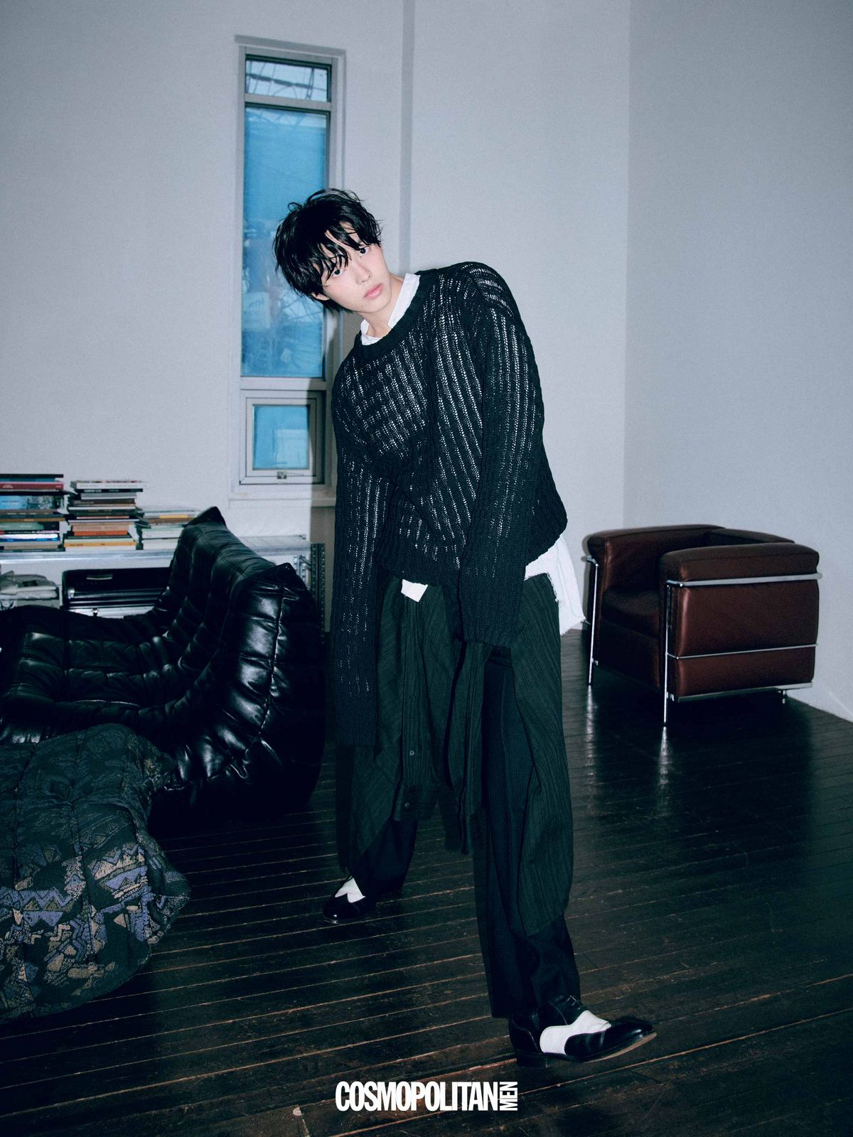 니트 톱, 스커트처럼 연출한 셔츠 모두 Ann Demeulemeester by MUE. 이너 톱, 팬츠, 슈즈 스타일리스트 소장품.