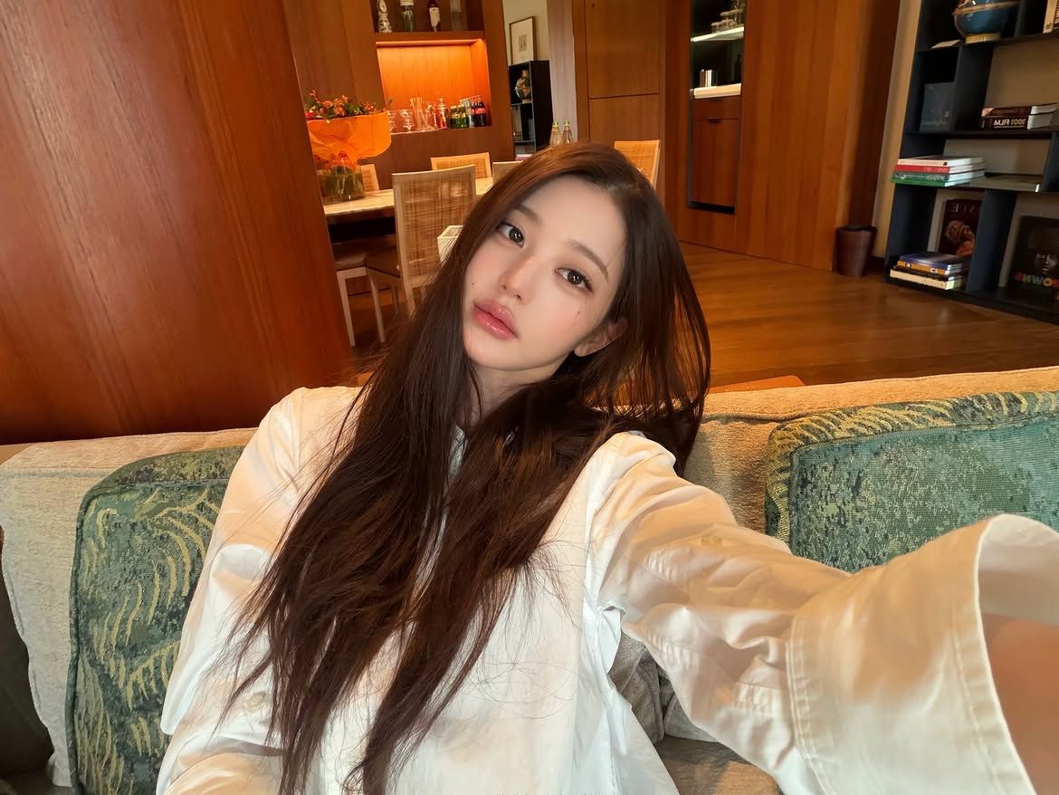 내추럴하게 긴 생머리를 푼 장원영ㅣ 인스타그램 @for_everyoung10