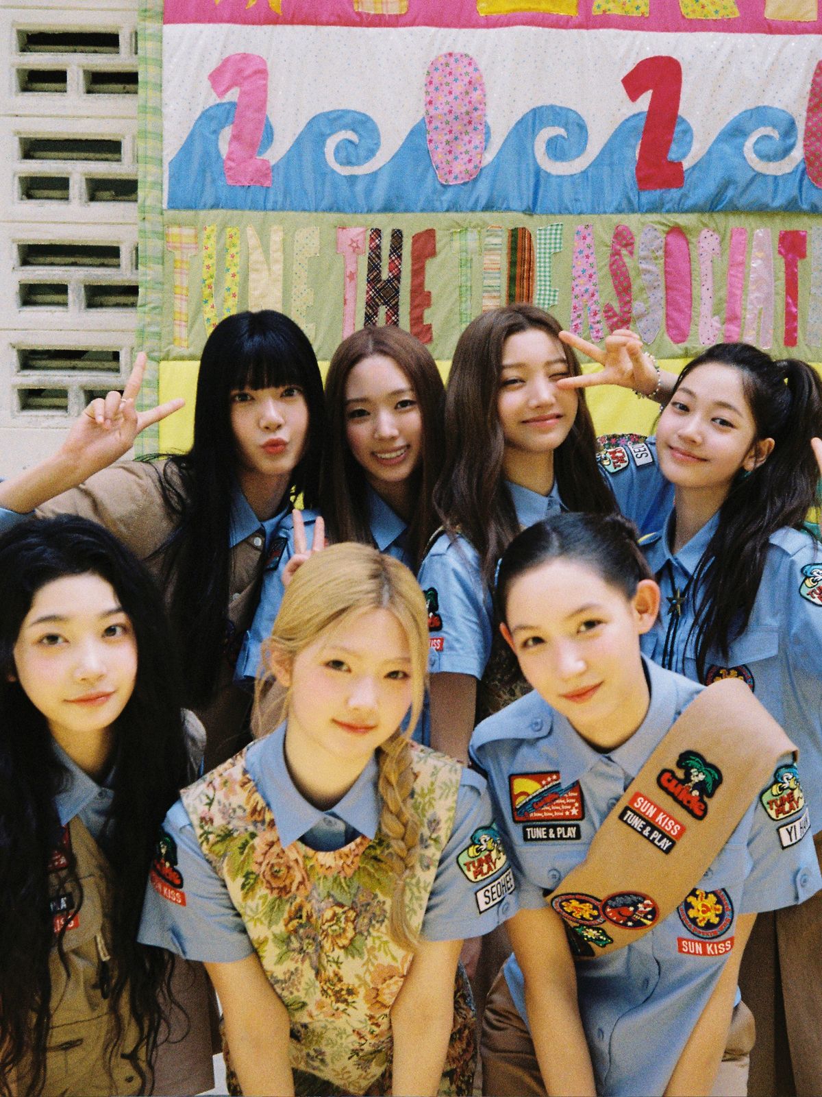 걸스카우트를 연상시키는 튜이드의 무대 의상. 인스타그램 @tuide_abd
