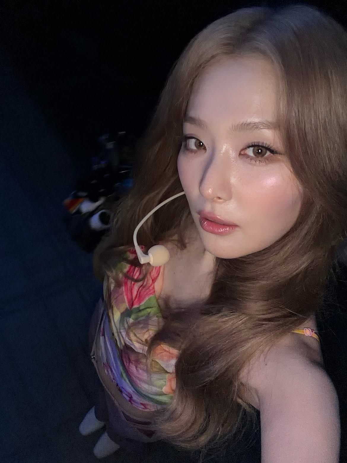 오렌지빛이 은은하게 감도는 브라운을 눈 밑에 얇게 깐 슬기ㅣ 인스타그램 @hi_sseulgi