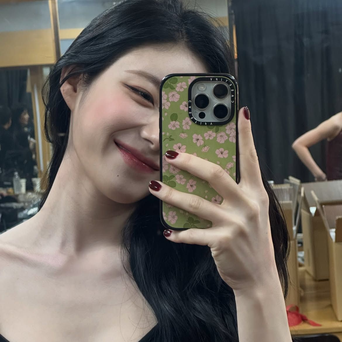버건디 시럽을 여러 겹 쌓아 올린 듯 깊이감을 연출한 채령ㅣ인스타그램 @chaerrry0