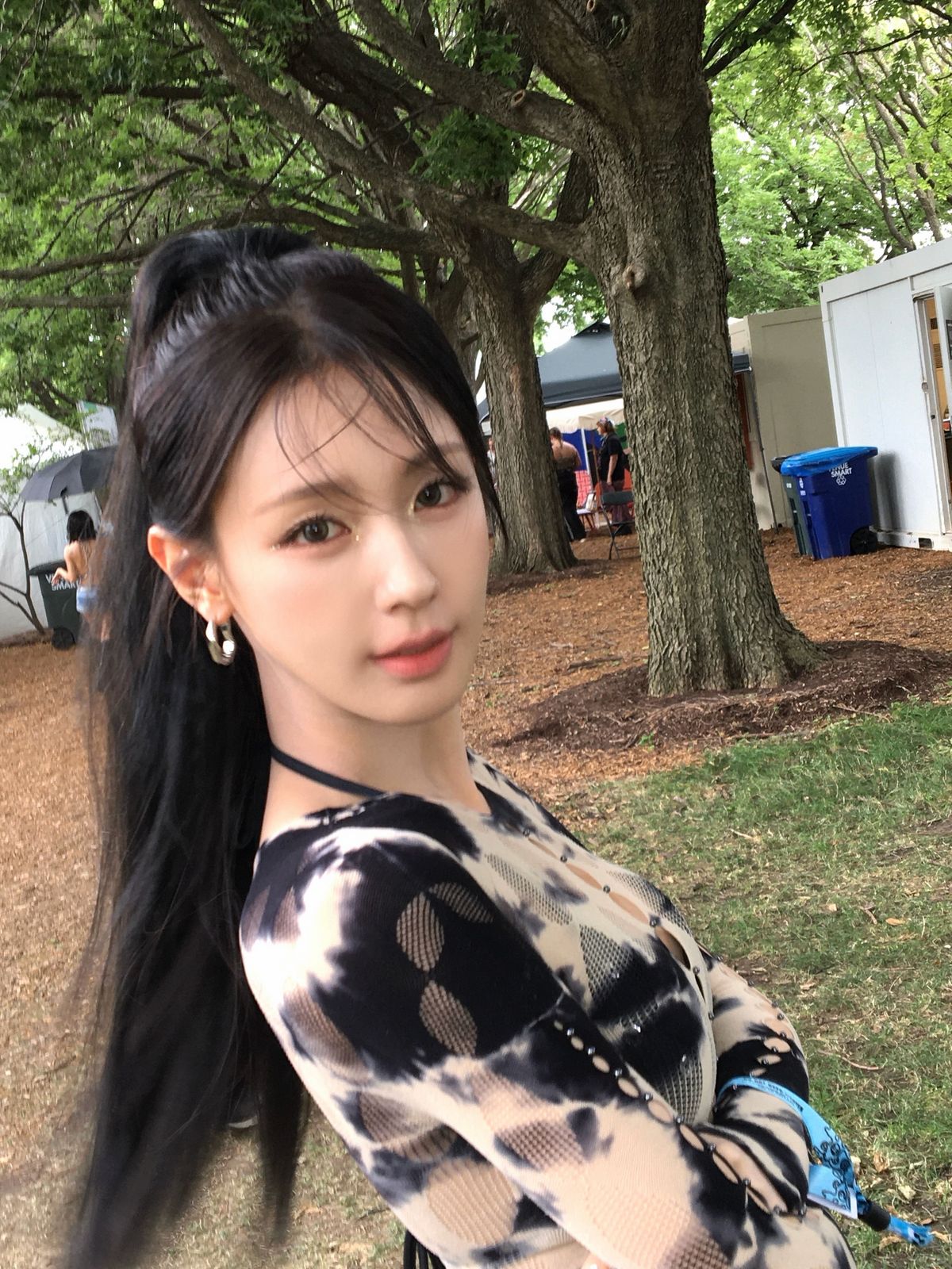 하이 포니테일에 잔머리 디테일을 더한 아이들 미연 | 인스타그램 @noodle.zip