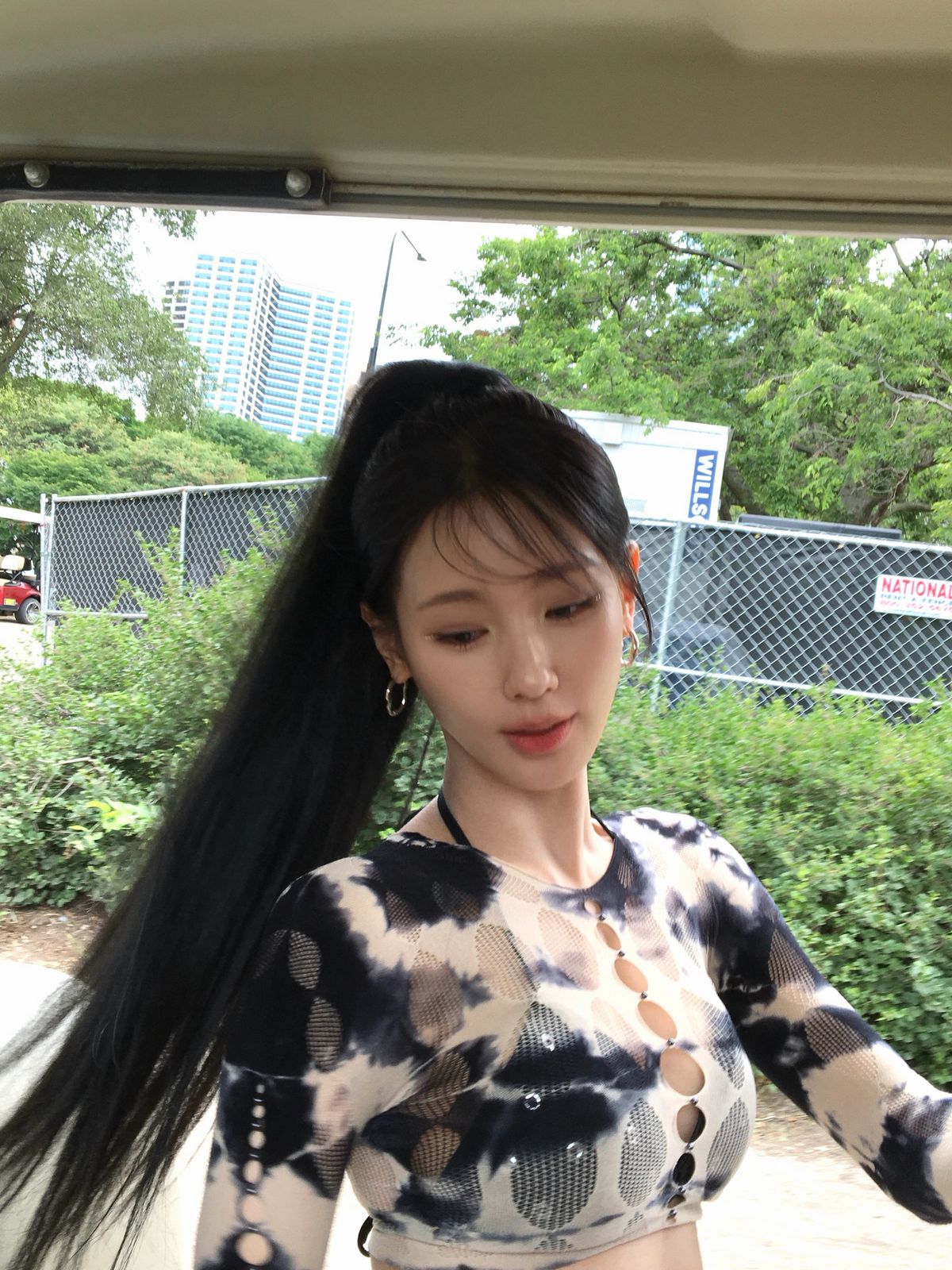 하이 포니테일에 잔머리 디테일을 더한 아이들 미연 | 인스타그램 @noodle.zip