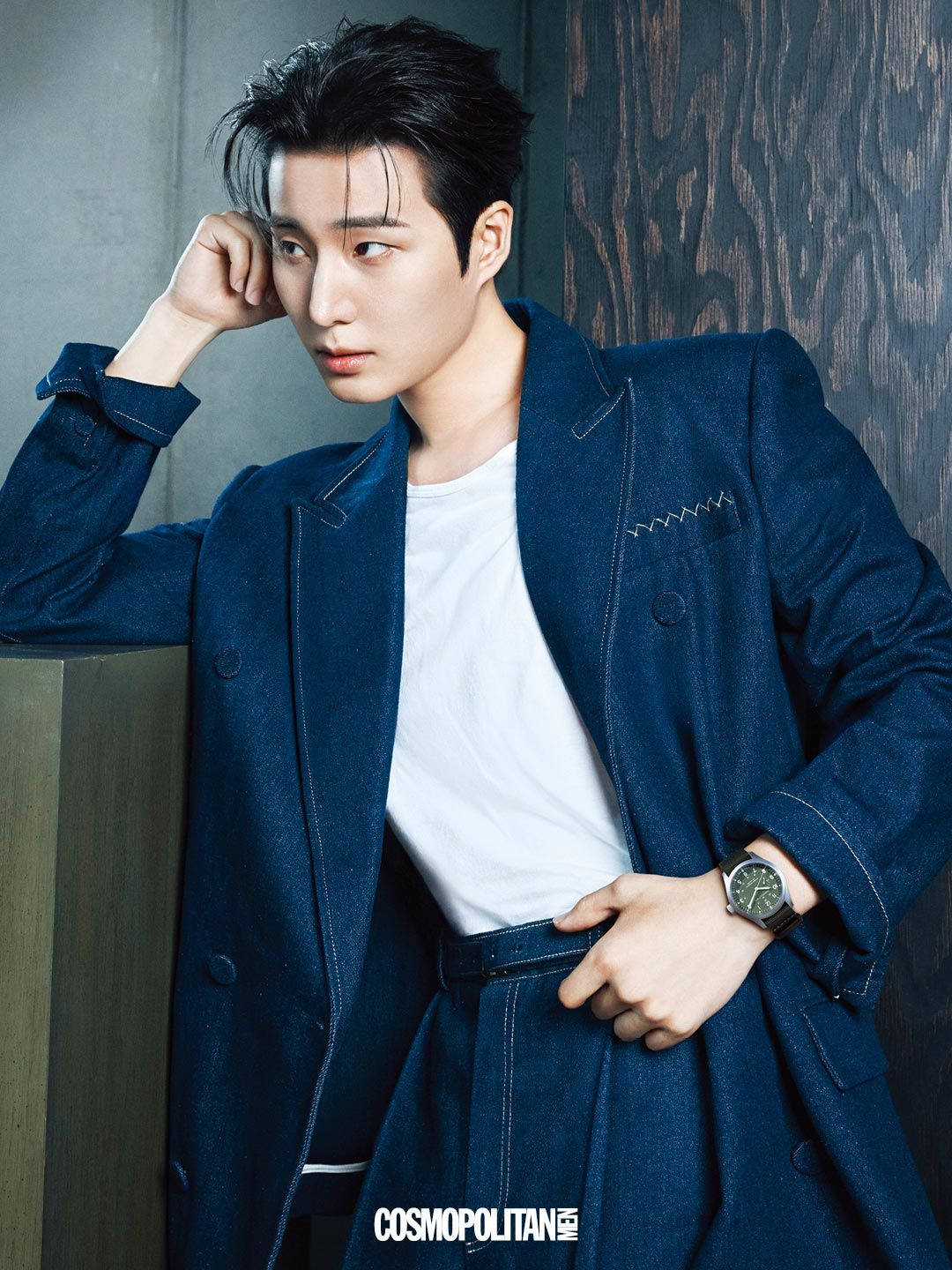 파워 리저브 인디케이터를 탑재한 카키 필드 파워 리저브 40mm 1백37만원 Hamilton. 데님 슈트 Eenk. 티셔츠 스타일리스트 소장품. 