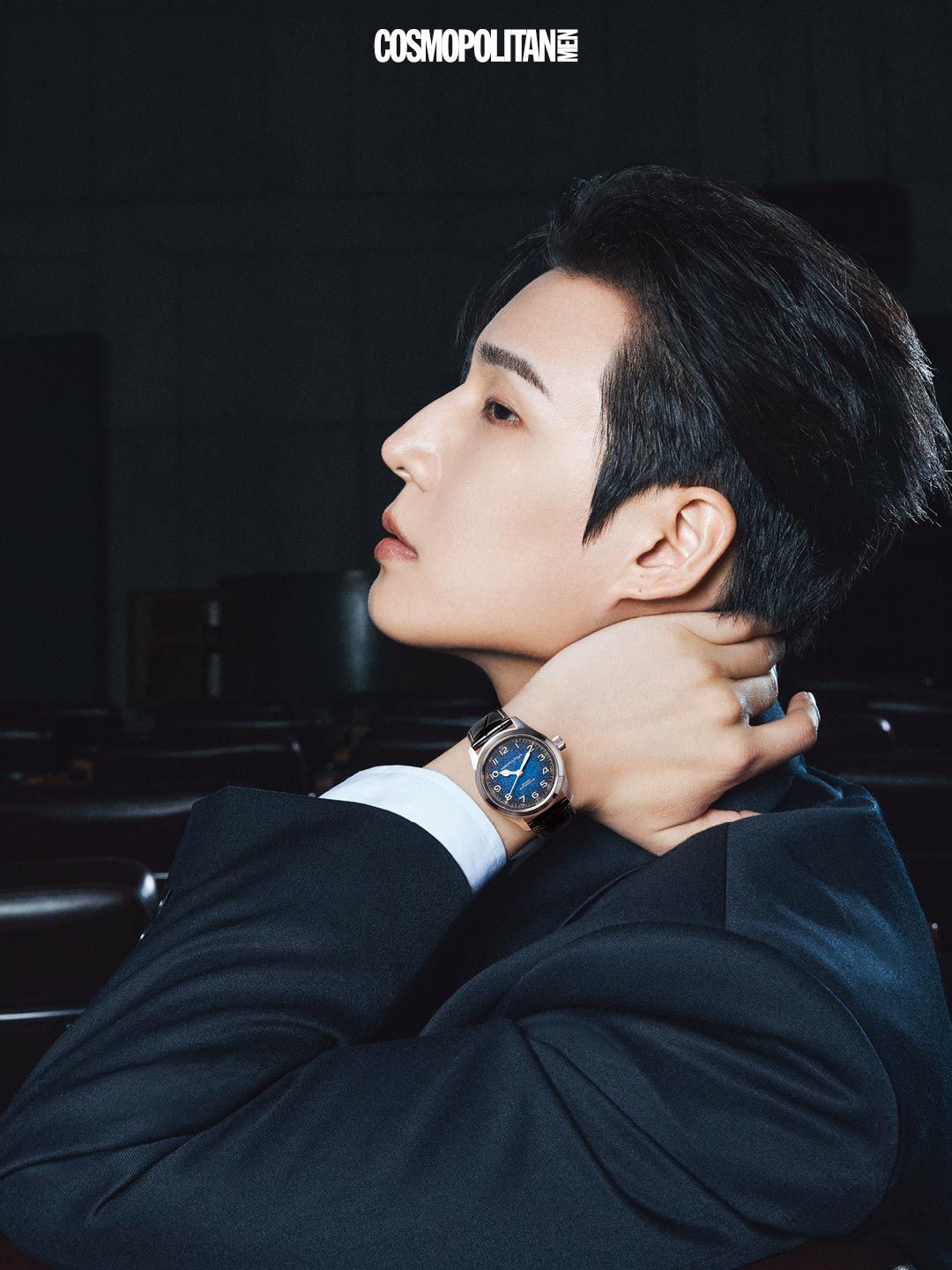 우주에서 영감을 얻은 그레인 텍스처 다이얼의 카키 필드 머피 38mm 블루 1백56만원 Hamilton. 재킷 Peq. 셔츠 Carry Over.