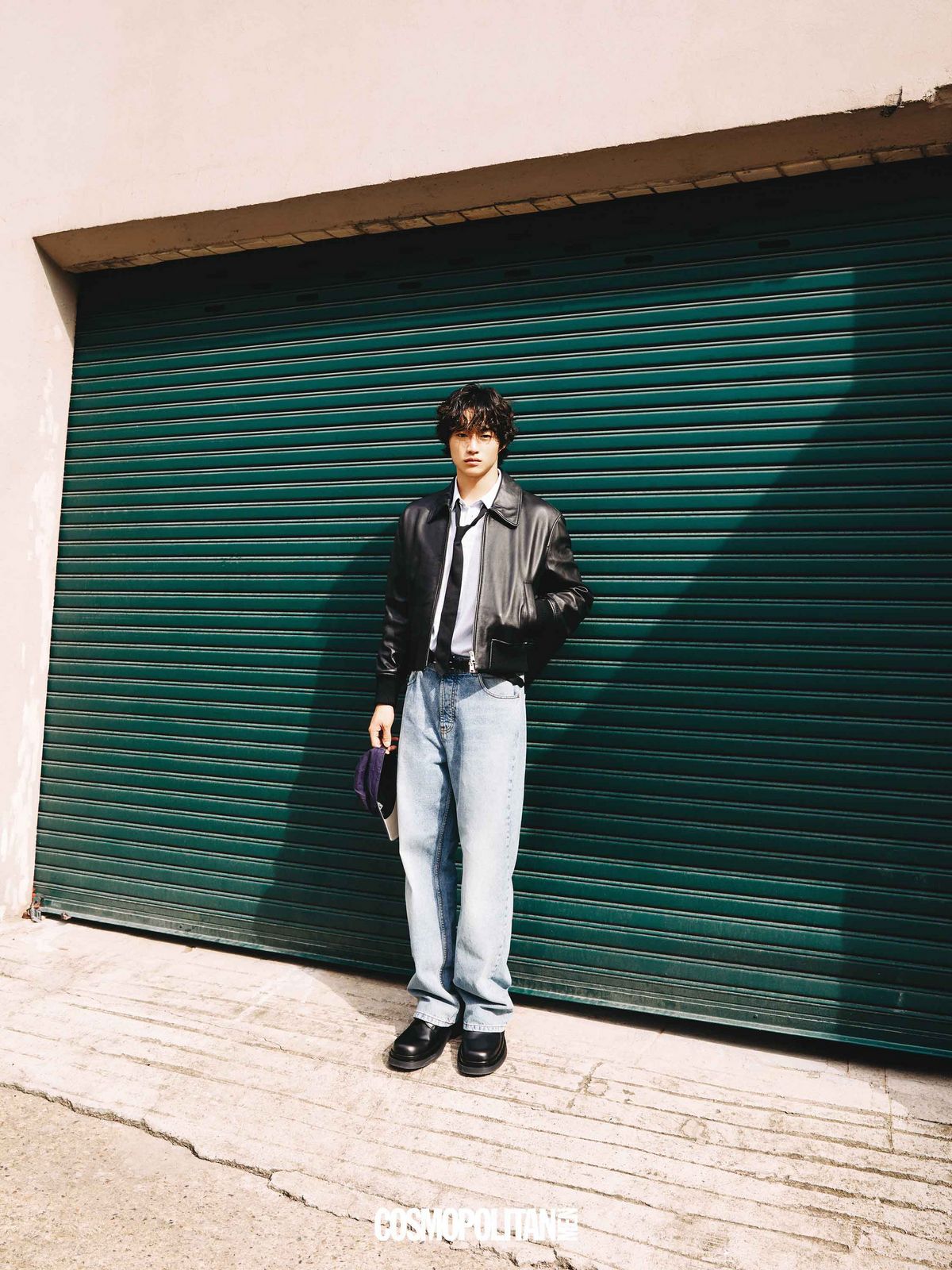 레더 재킷, 셔츠, 데님 팬츠, 로퍼 모두 Ami. 볼캡, 벨트, 타이 스타일리스트 소장품.
